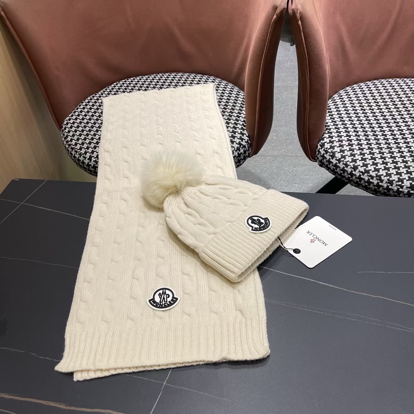 MONCLER（蒙口）官网同步原单配狐狸毛球 帽子围巾套装🤟柔软细腻😍保暖又时尚🙆🏻✌️简约大气，时尚百搭，