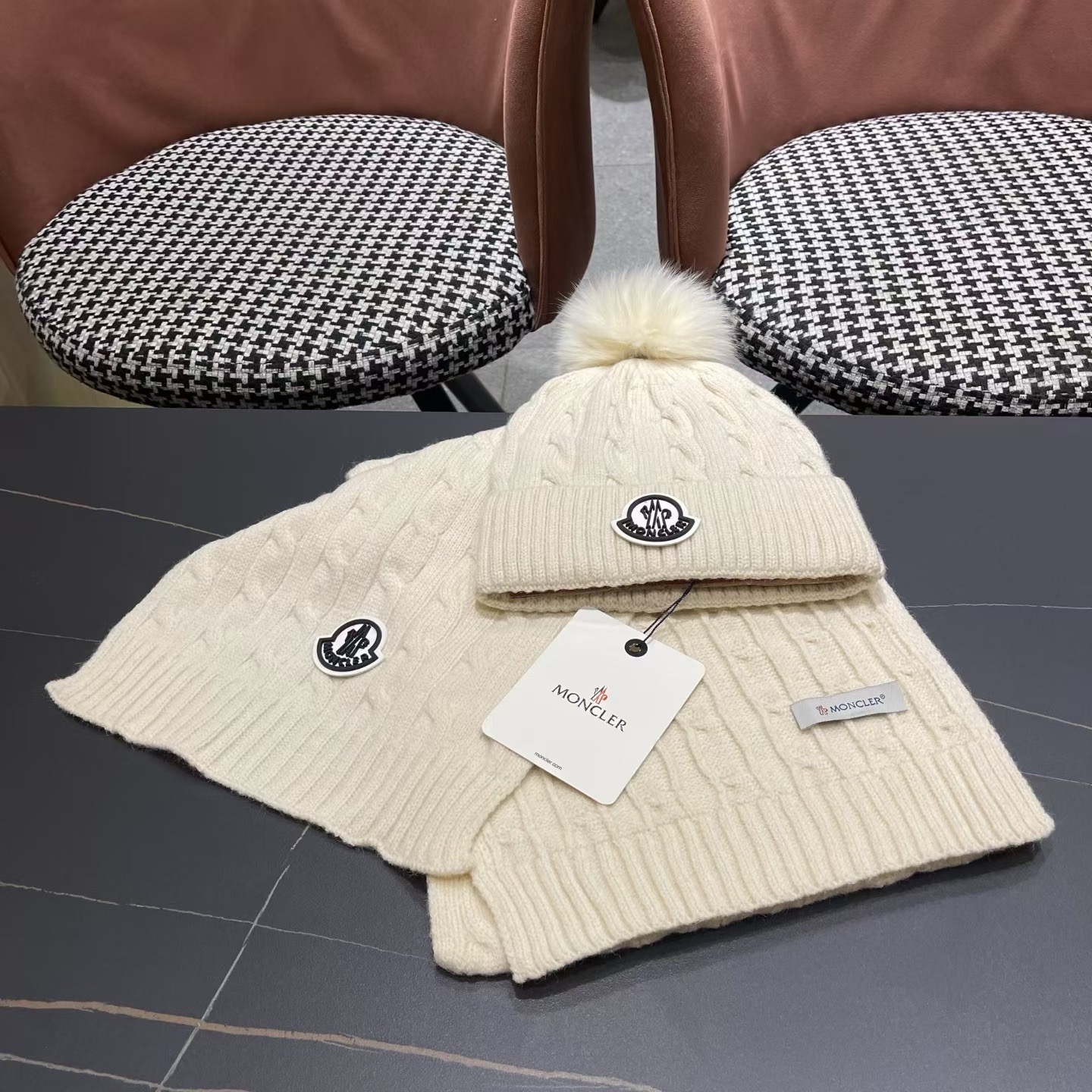 MONCLER（蒙口）官网同步原单配狐狸毛球 帽子围巾套装🤟柔软细腻😍保暖又时尚🙆🏻✌️简约大气，时尚百搭，