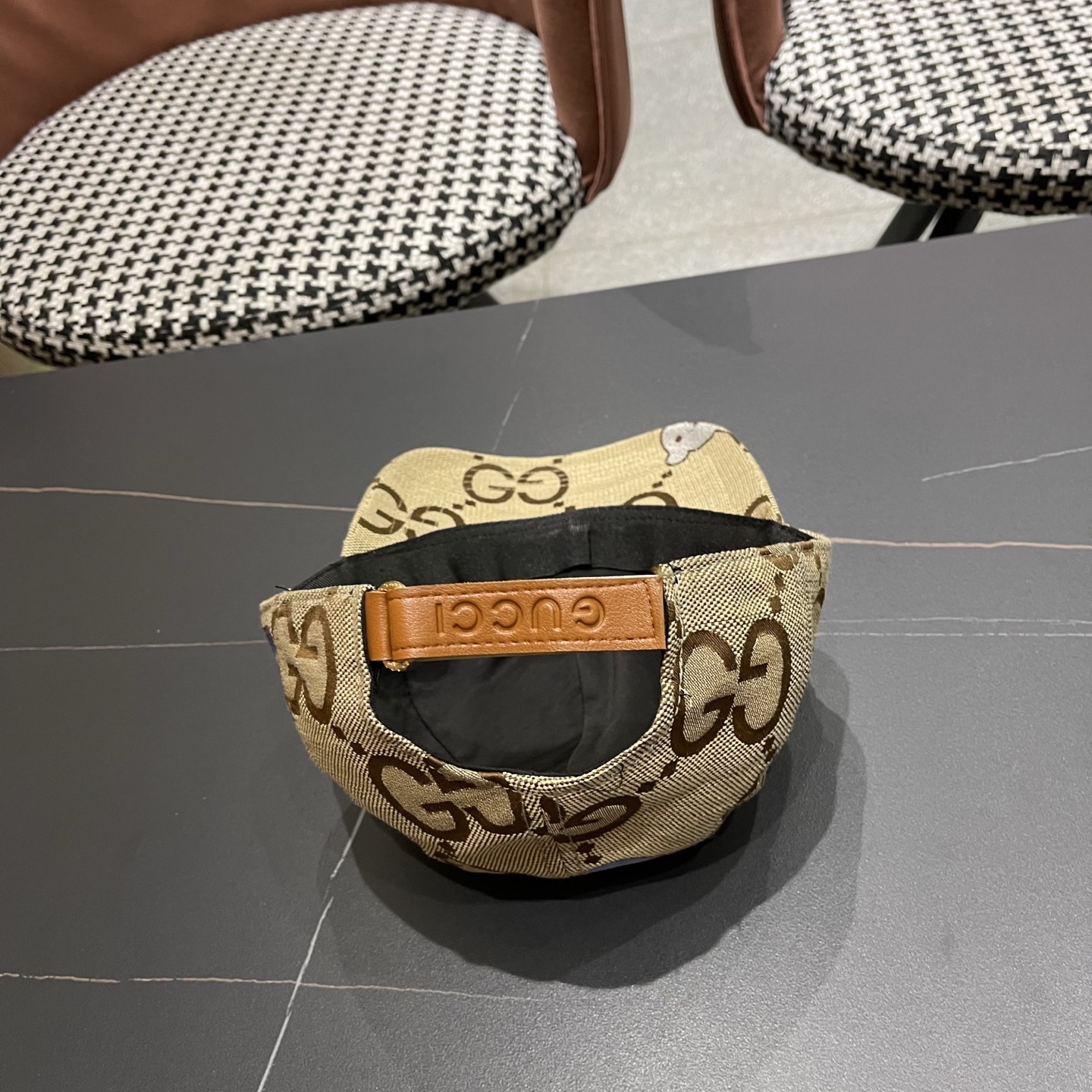 Gucci古奇新款原单棒球帽， 棒球帽。专柜1:1开模订制，原版帆布面轻盈透气！基础头围56，贴片可调节。