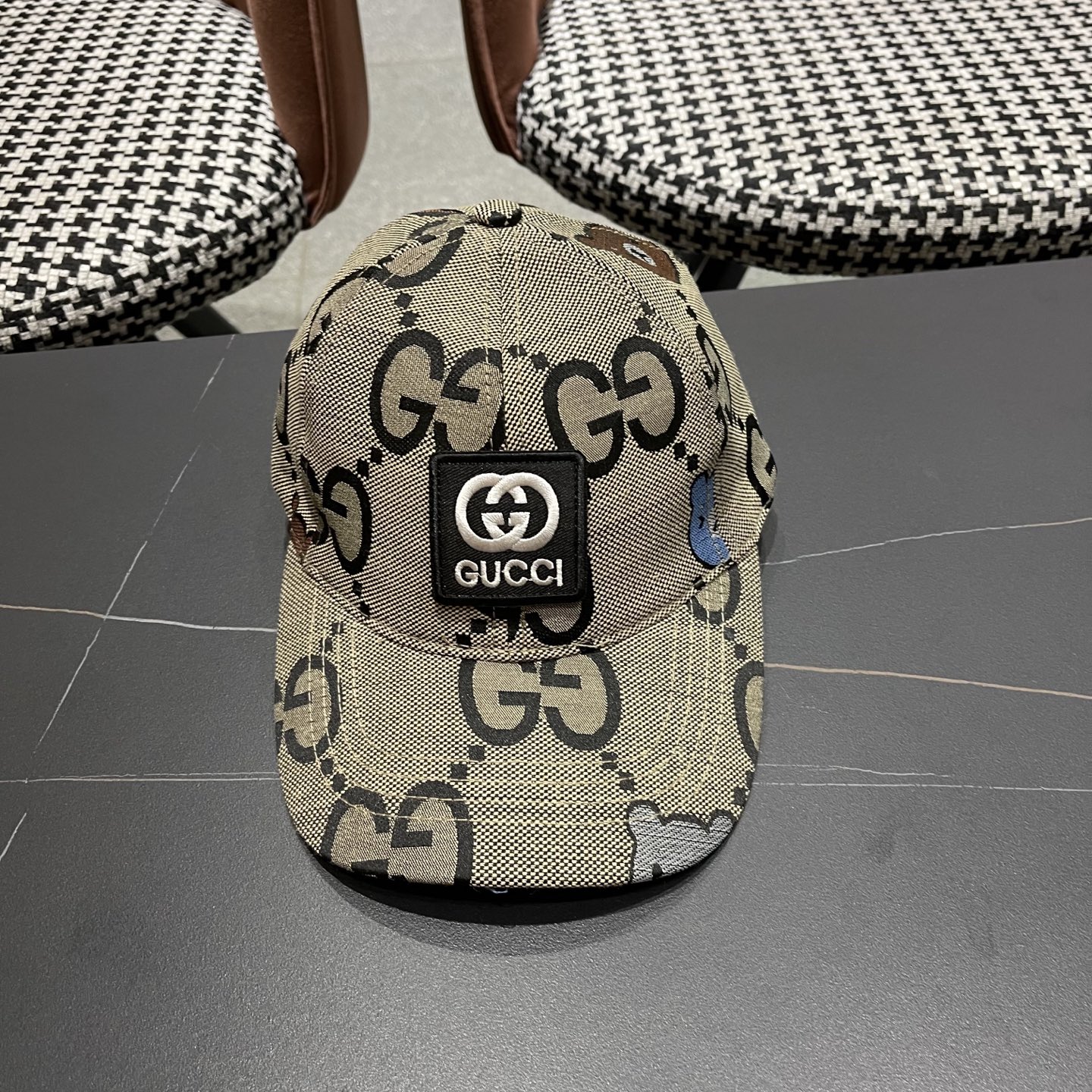 Gucci古奇新款原单棒球帽， 棒球帽。专柜1:1开模订制，原版帆布面轻盈透气！基础头围56，贴片可调节。