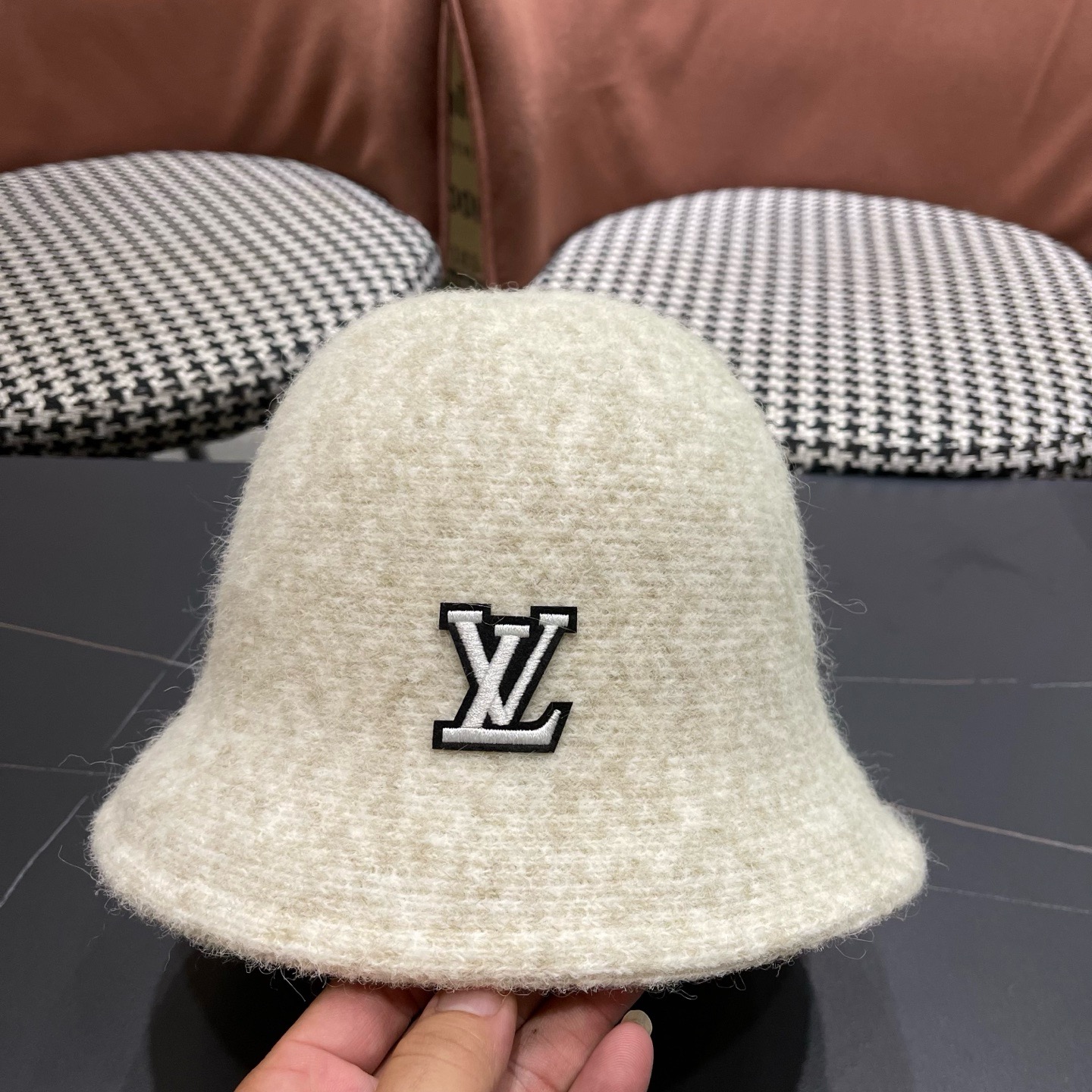 Lv路易威登 网红款渔夫帽子女秋冬韩版百搭洋气 羊毛呢 新款潮冬天毛线盆