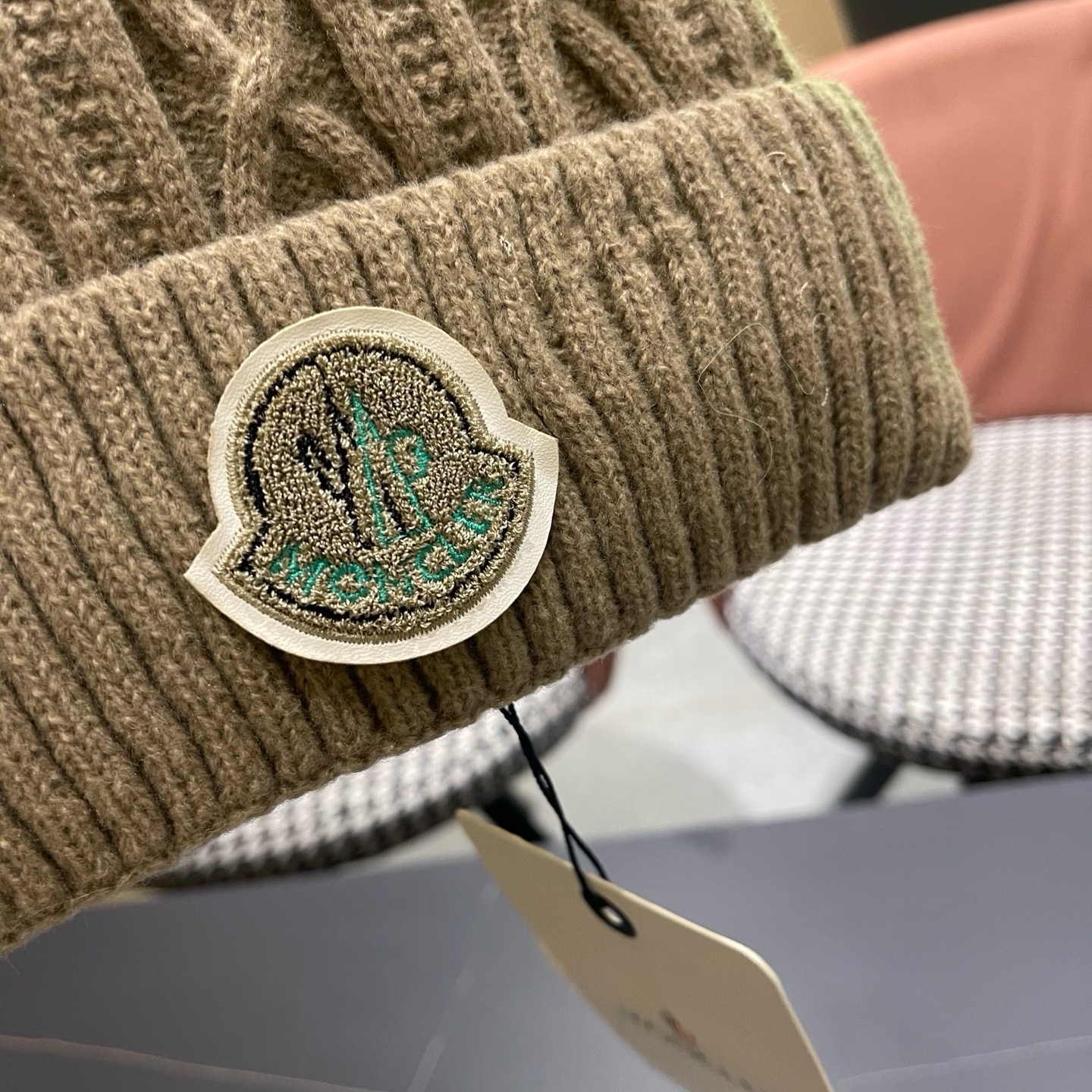 MONCLER（蒙口）毛线帽冬季女帽子加绒保暖白色百搭针织毛球帽 防寒护耳加厚显脸小