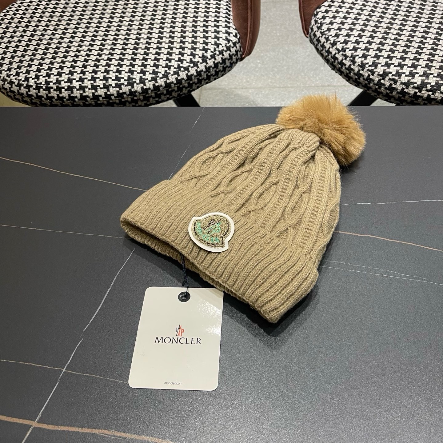 MONCLER（蒙口）毛线帽冬季女帽子加绒保暖白色百搭针织毛球帽 防寒护耳加厚显脸小