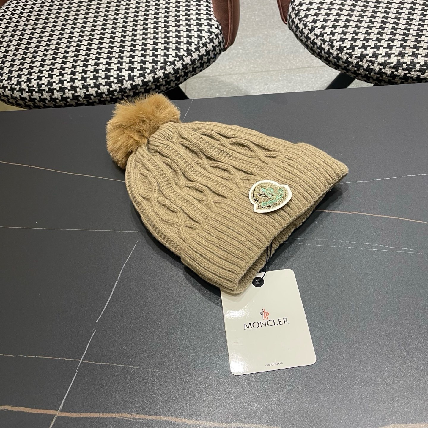 MONCLER（蒙口）毛线帽冬季女帽子加绒保暖白色百搭针织毛球帽 防寒护耳加厚显脸小