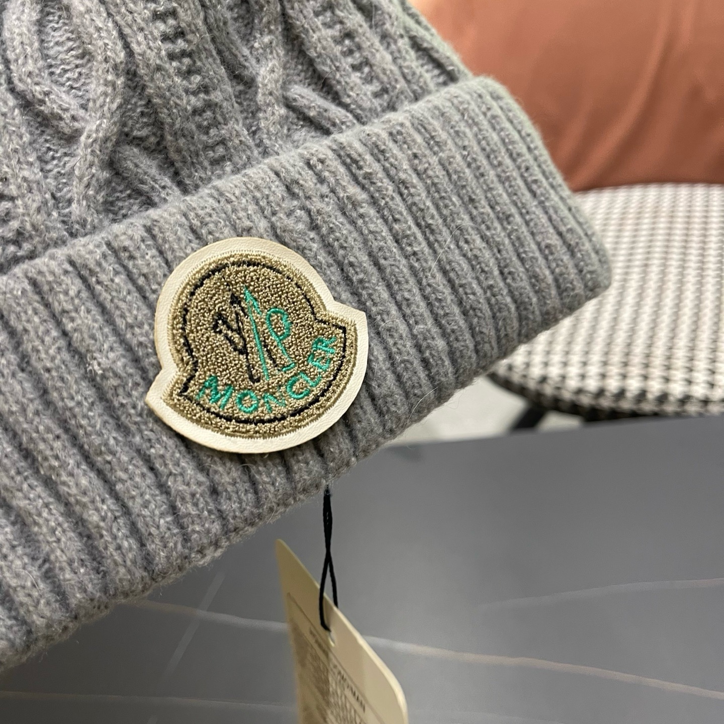 MONCLER（蒙口）毛线帽冬季女帽子加绒保暖白色百搭针织毛球帽 防寒护耳加厚显脸小