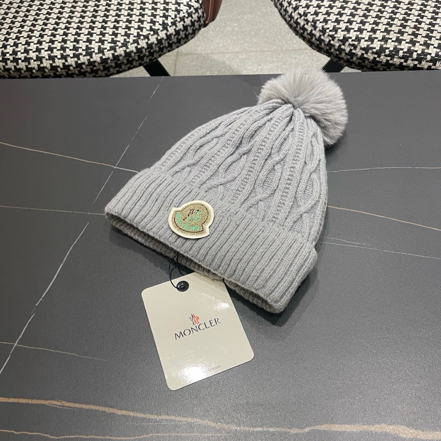 MONCLER（蒙口）毛线帽冬季女帽子加绒保暖白色百搭针织毛球帽 防寒护耳加厚显脸小