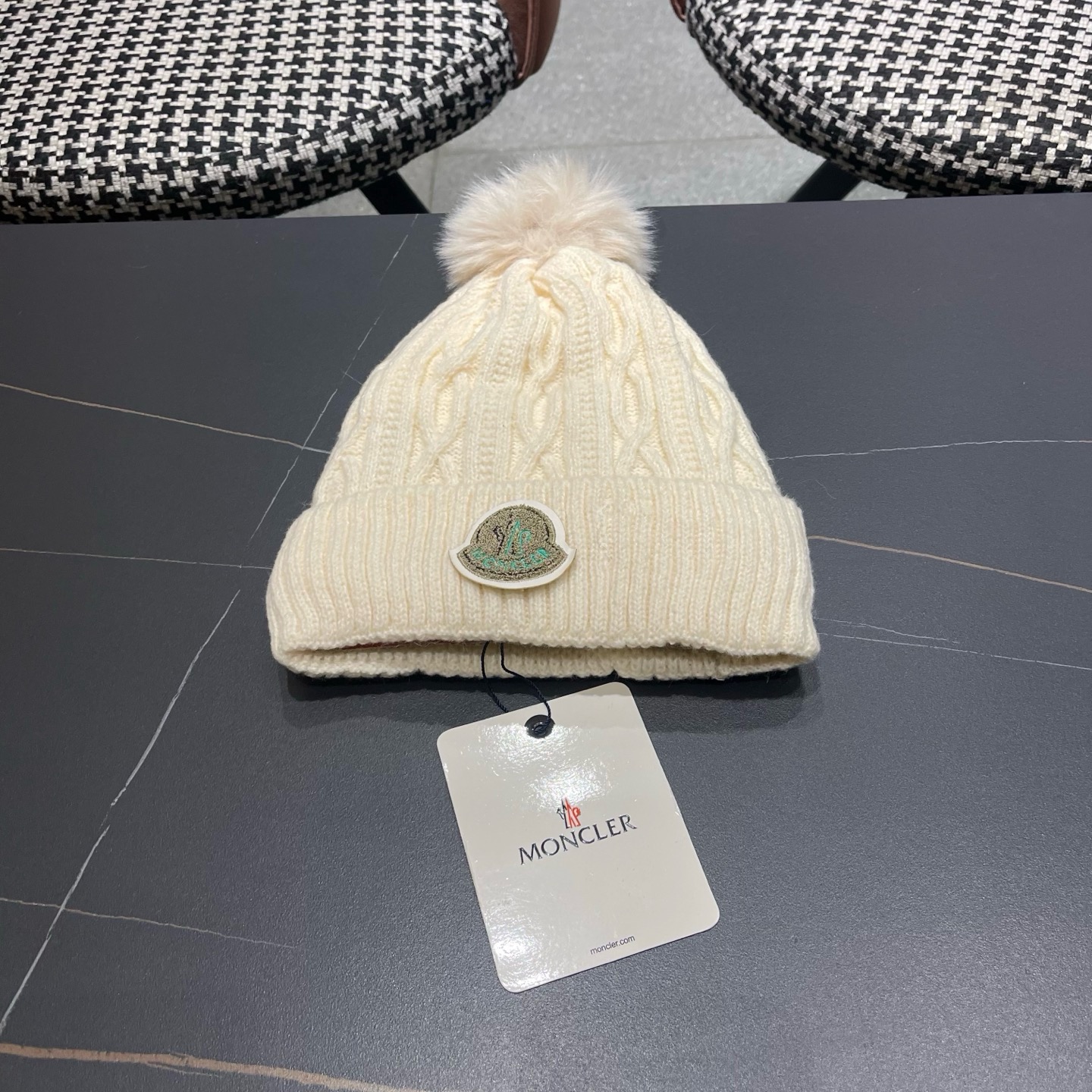 MONCLER（蒙口）毛线帽冬季女帽子加绒保暖白色百搭针织毛球帽 防寒护耳加厚显脸小