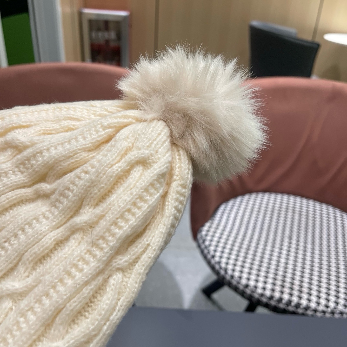 MONCLER（蒙口）毛线帽冬季女帽子加绒保暖白色百搭针织毛球帽 防寒护耳加厚显脸小
