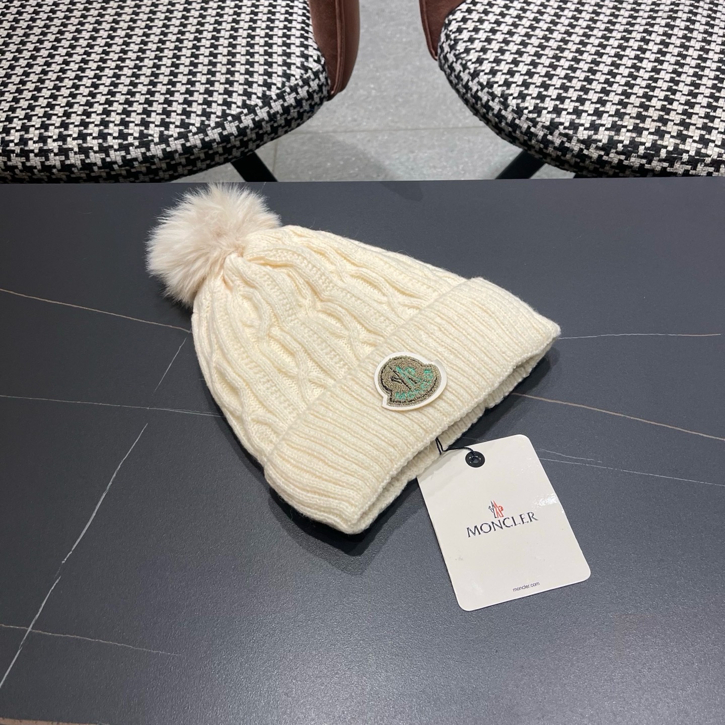 MONCLER（蒙口）毛线帽冬季女帽子加绒保暖白色百搭针织毛球帽 防寒护耳加厚显脸小