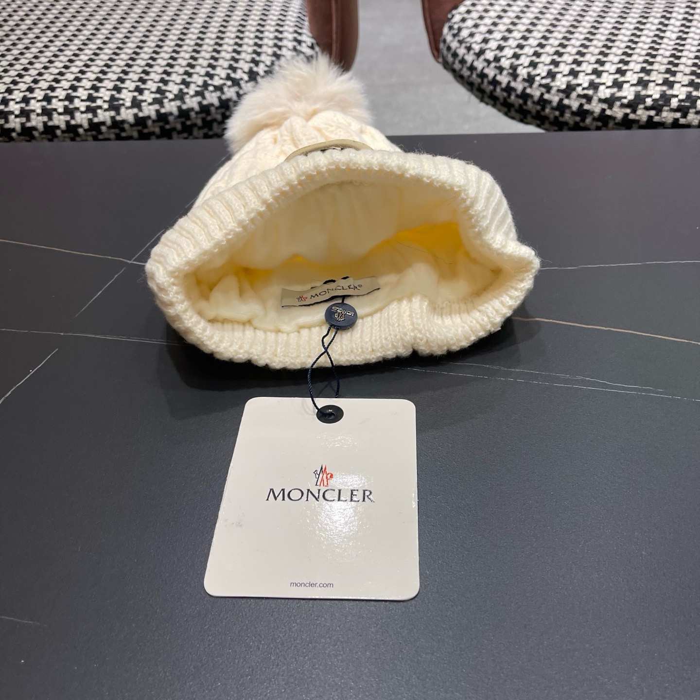 MONCLER（蒙口）毛线帽冬季女帽子加绒保暖白色百搭针织毛球帽 防寒护耳加厚显脸小