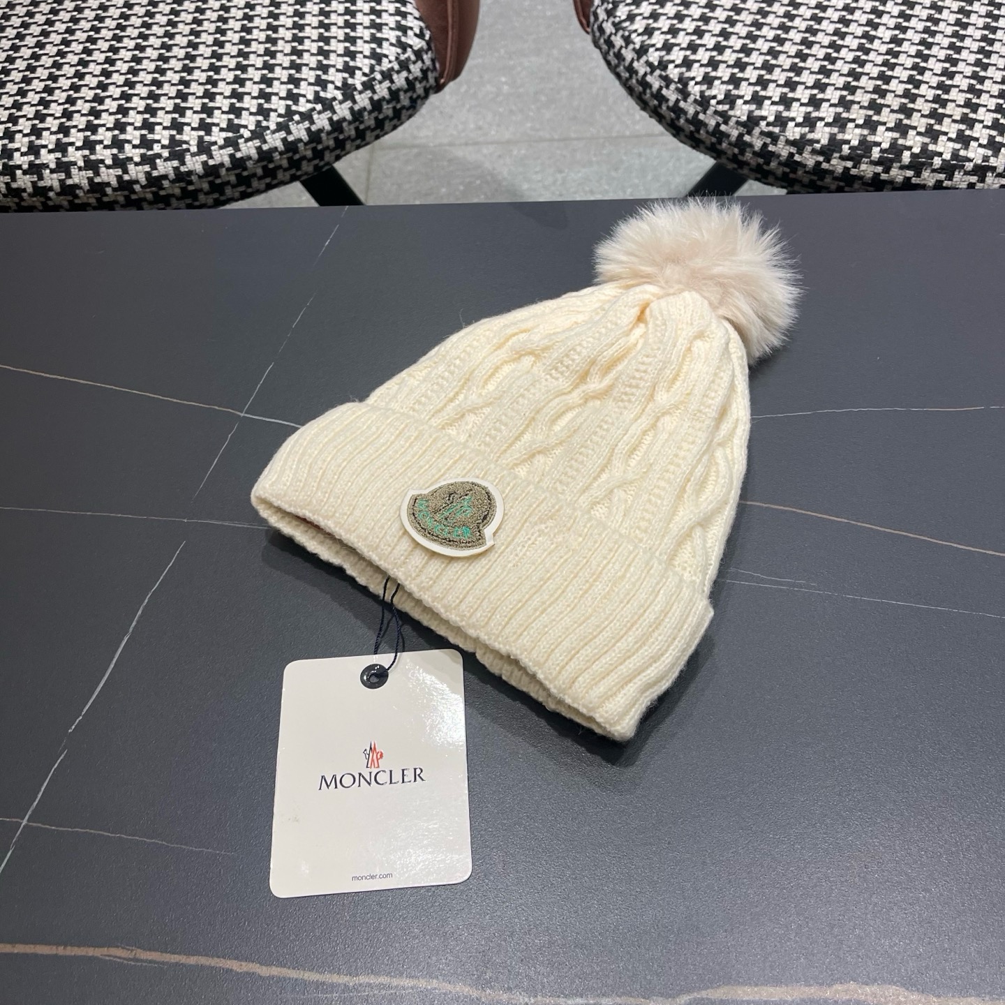 MONCLER（蒙口）毛线帽冬季女帽子加绒保暖白色百搭针织毛球帽 防寒护耳加厚显脸小