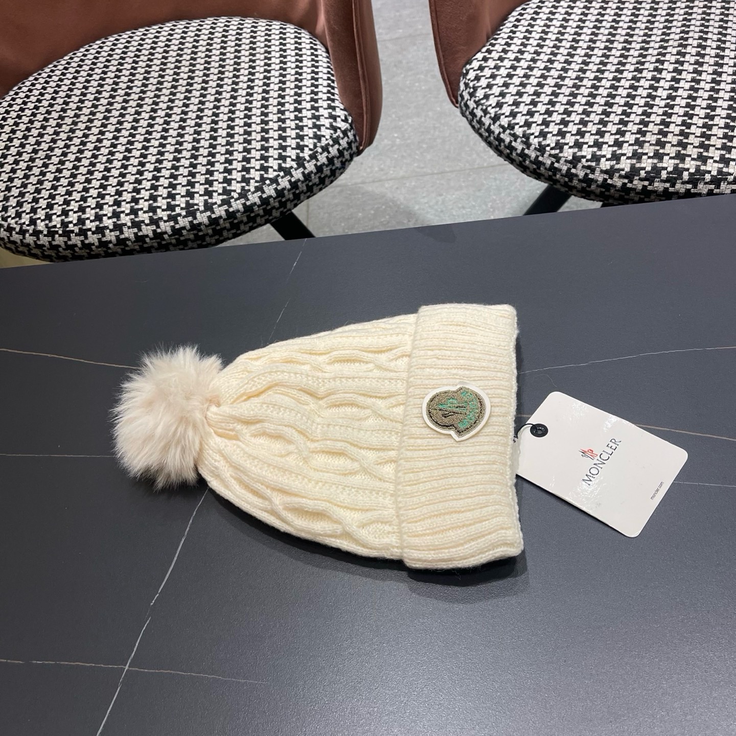 MONCLER（蒙口）毛线帽冬季女帽子加绒保暖白色百搭针织毛球帽 防寒护耳加厚显脸小