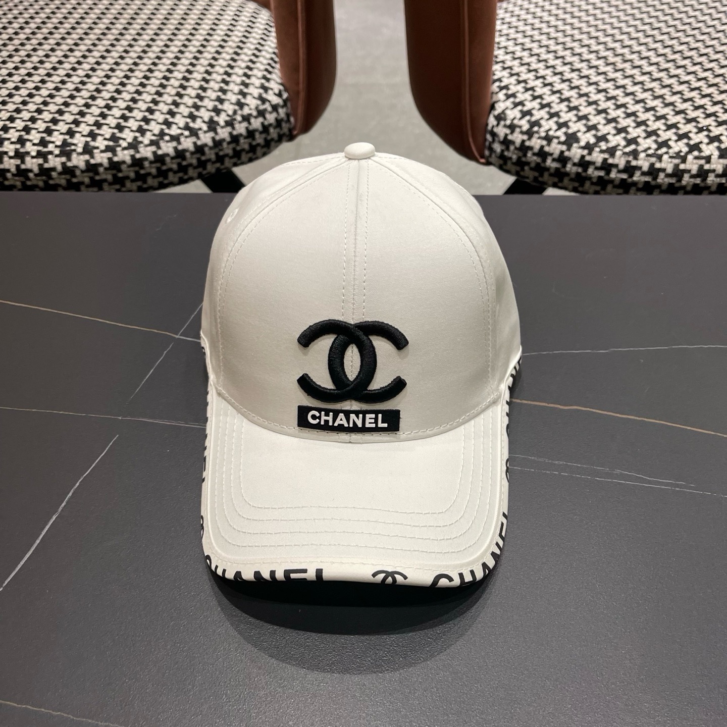 NO:764972,CHANEL Chanel's new simple embroidered logo baseball cap, new model shipped, big brand style is super easy to match, hurry up and get it!  hat straw hat bucket hat baseball cap, hat, chanel, chanel, espadrilles, hats19860909CHANEL香奈儿新款简约刺绣logo棒球帽,新款出货,大牌款超好搭配,赶紧入手！帽子草帽渔夫帽棒球帽,帽子,chanel,chanel,espadrilles,hats,hat