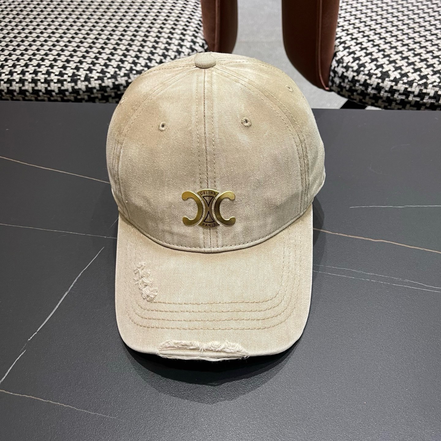 NO:764962,[CELINE] New classic casual and trendy baseball cap in Japanese and Korean style, looks great with any combination!  When traveling, you must buy a hat: a straw hat, a fisherman hat, a baseball cap, hats, celine, celine, espadrilles, hats19860909【CELINE赛琳】新款经典休闲潮流款 棒球帽日韩风格,随便搭配都超好看！出门旅游,绝对要入手的一款帽子草帽渔夫帽棒球帽,帽子,celine,celine,espadrilles,hats,hat