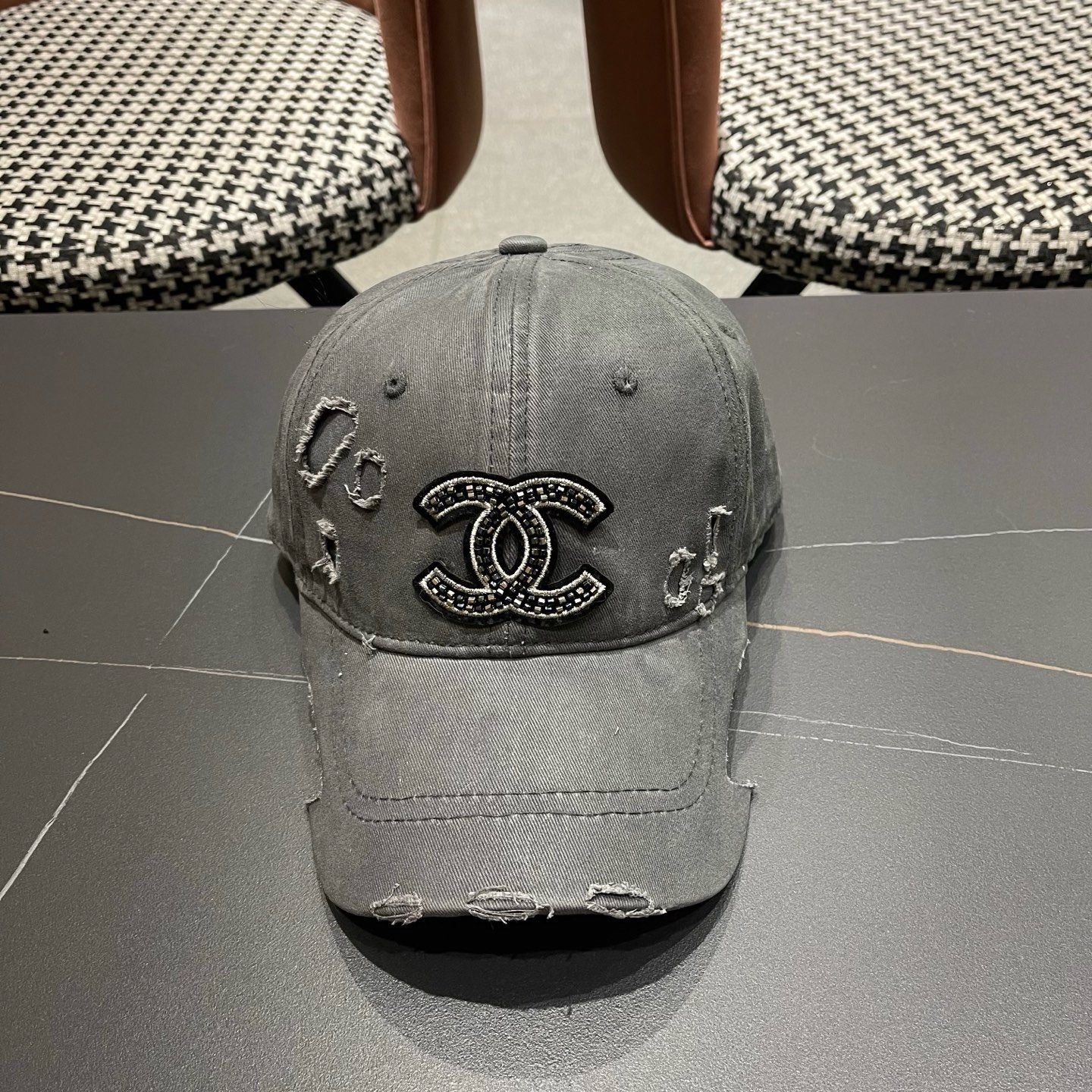 NO:755674,CHANEL Chanel's new spring and summer classic casual and trendy styles are now available in simple Japanese and Korean style baseball caps, which look great with any combination!  When traveling, you must buy a hat: straw hat, fisherman hat, baseball cap, hat, chanel, chanel, espadrilles, hats19860909CHANEL 香奈儿春夏新款经典休闲潮流款 上架简约棒球帽日韩风格,随便搭配都超好看！出门旅游,绝对要入手的一款帽子草帽渔夫帽棒球帽,帽子,chanel,chanel,espadrilles,hats,hat