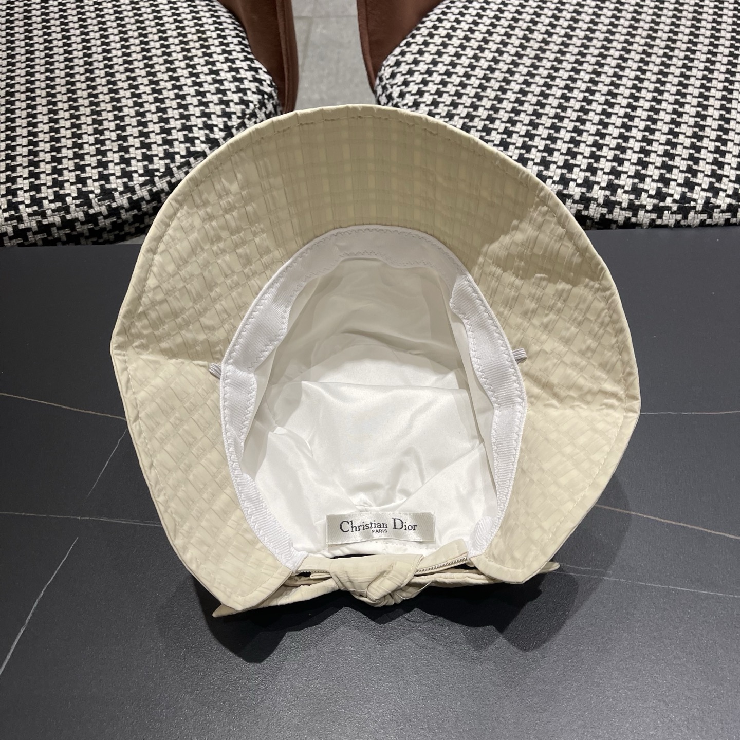 迪奥Dior格子蝴蝶结渔夫帽女素颜遮脸显脸小纯色渔夫帽，出行必备