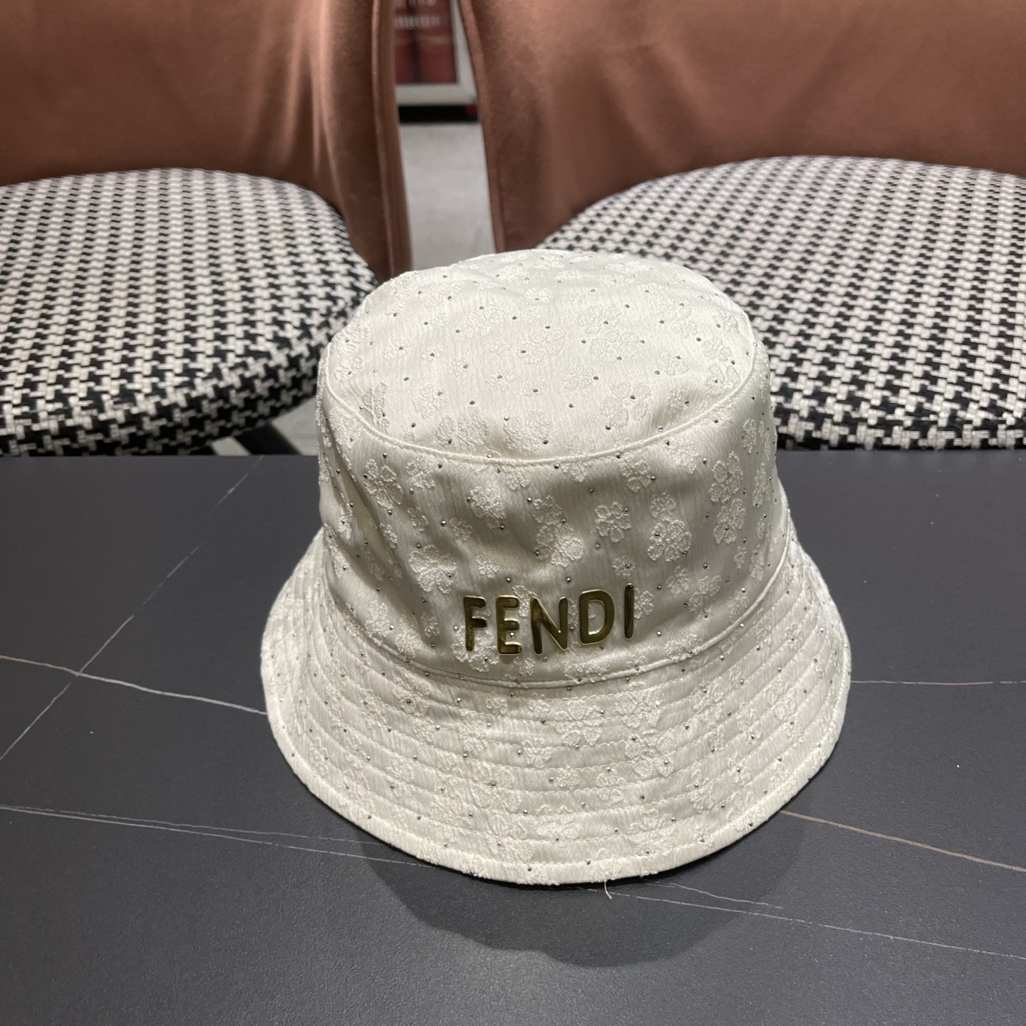 NO:755640,FENDI Fendi Korea full diamond hot diamond embroidered fisherman hat women summer full of rhinestones show face small travel fashion fashionable basin hat foldable sun hat straw hat fisherman hat baseball cap, hat, fendi, fendi, espadrilles, hats19860909FENDI芬迪韩国全钻烫钻绣花渔夫帽女夏满水钻显脸小出游时 尚盆帽可折叠防晒帽子草帽渔夫帽棒球帽,帽子,fendi,fendi,espadrilles,hats,hat
