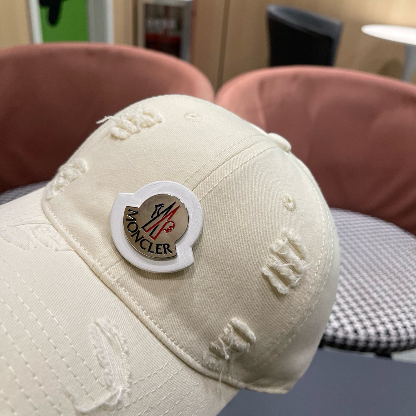 蒙口MONCLER新款破洞棒球帽风格很OK，网红.时尚博主的最爱！造型很好看 