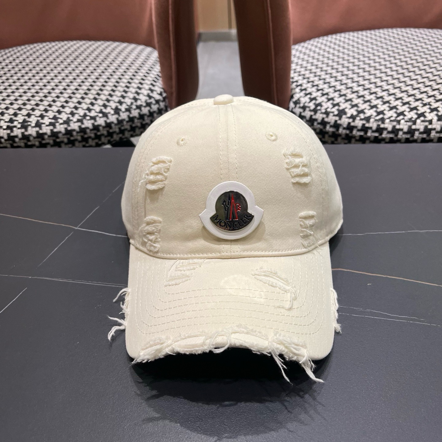 蒙口MONCLER新款破洞棒球帽风格很OK，网红.时尚博主的最爱！造型很好看 