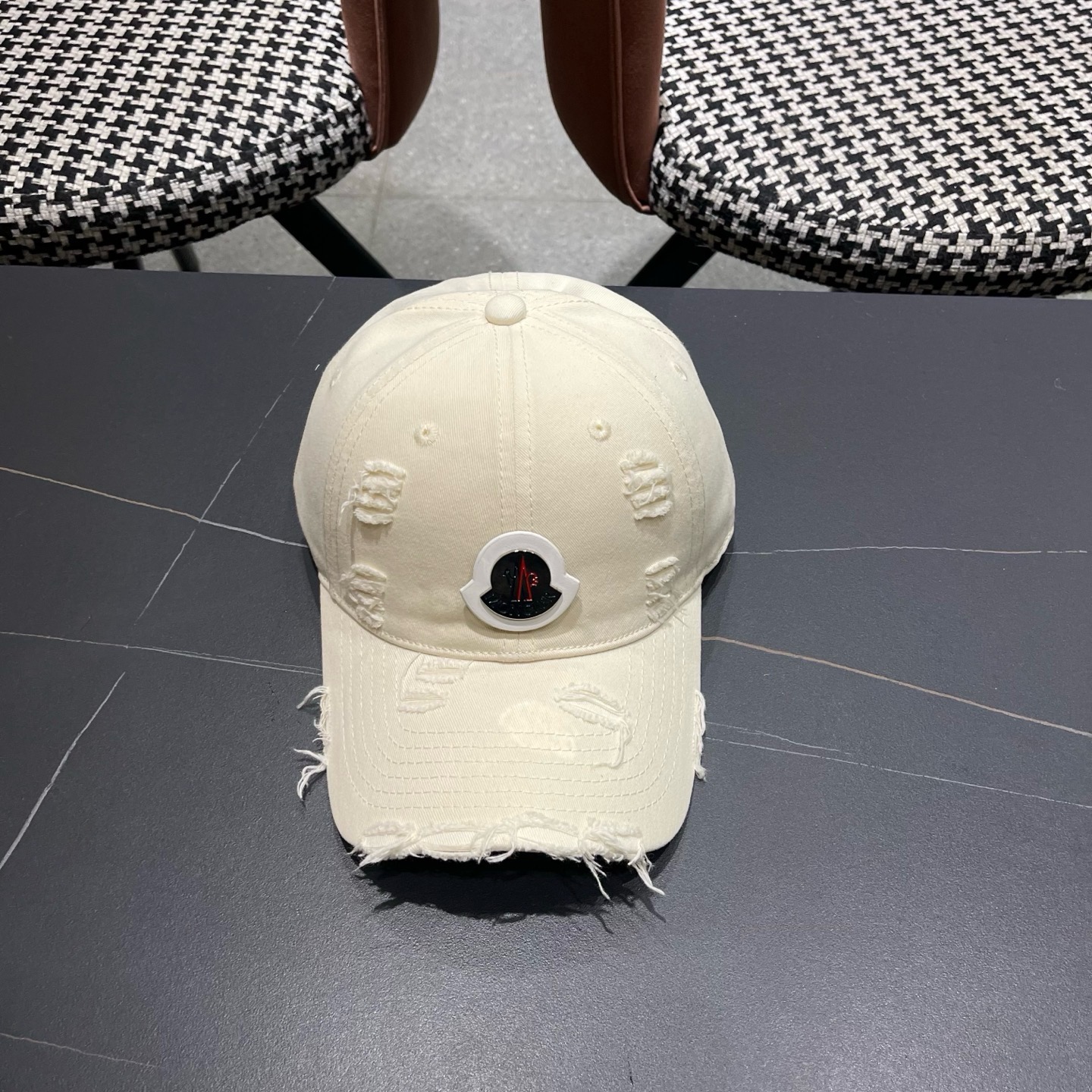 蒙口MONCLER新款破洞棒球帽风格很OK，网红.时尚博主的最爱！造型很好看 