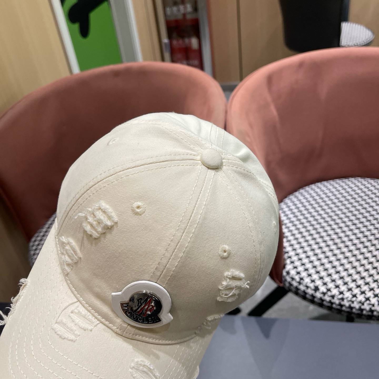 蒙口MONCLER新款破洞棒球帽风格很OK，网红.时尚博主的最爱！造型很好看 
