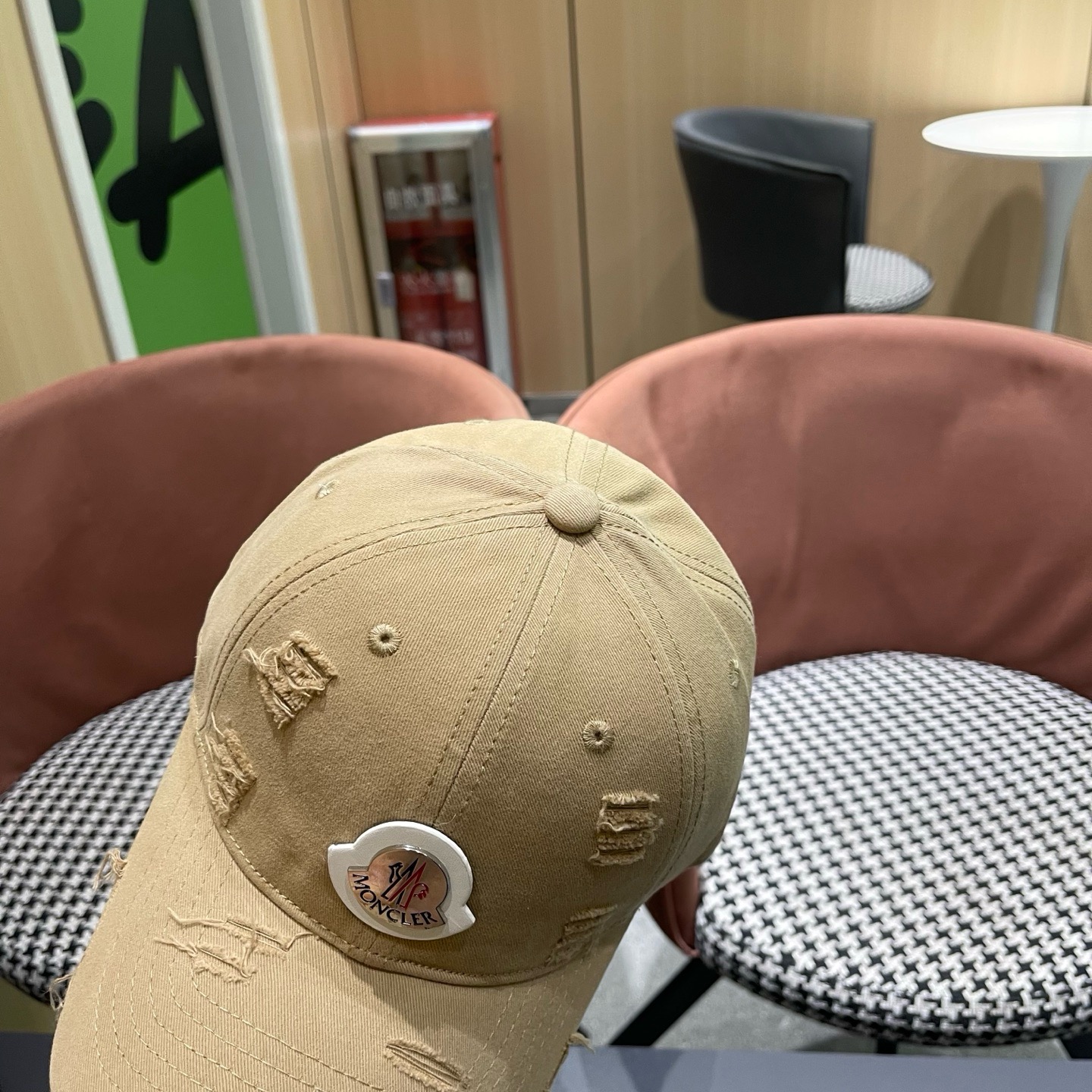 蒙口MONCLER新款破洞棒球帽风格很OK，网红.时尚博主的最爱！造型很好看 