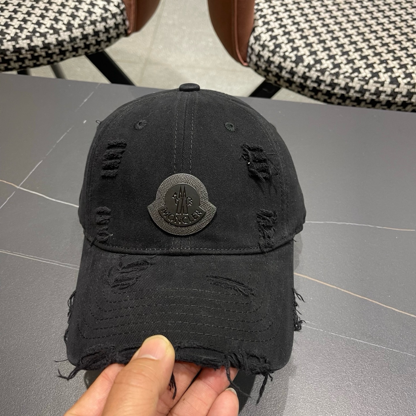 蒙口MONCLER新款破洞棒球帽风格很OK，网红.时尚博主的最爱！造型很好看 