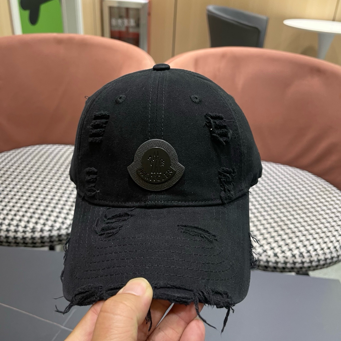 蒙口MONCLER新款破洞棒球帽风格很OK，网红.时尚博主的最爱！造型很好看 