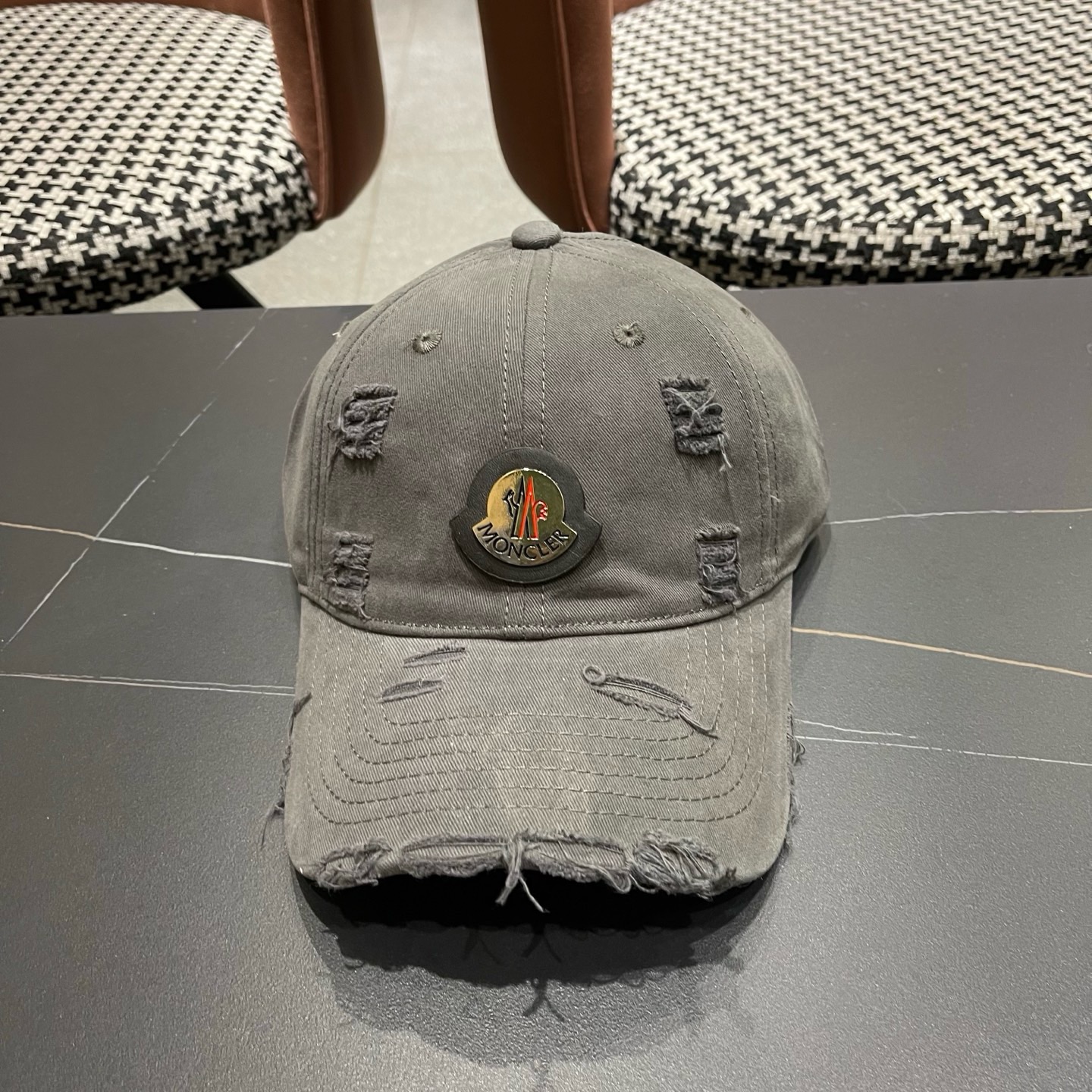 NO:764868,MONCLER's new ripped baseball cap has a great style and is a favorite among internet celebrities and fashion bloggers!  The shape is very good. Hats, straw hats, bucket hats, baseball caps, hats, Moncler, espadrilles, hats19860909蒙口MONCLER新款破洞棒球帽风格很OK,网红.时尚博主的最爱！造型很好看 帽子草帽渔夫帽棒球帽,帽子,Moncler,espadrilles,hats,hat