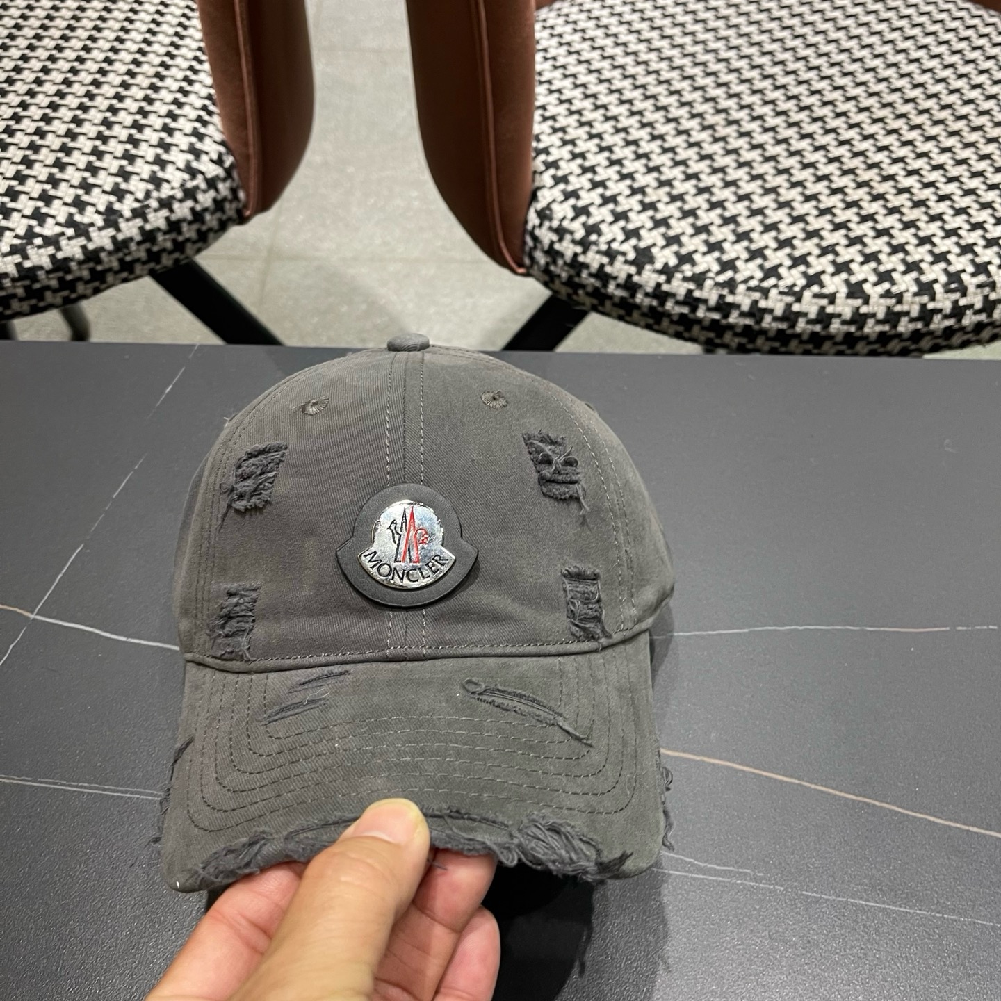 蒙口MONCLER新款破洞棒球帽风格很OK，网红.时尚博主的最爱！造型很好看 