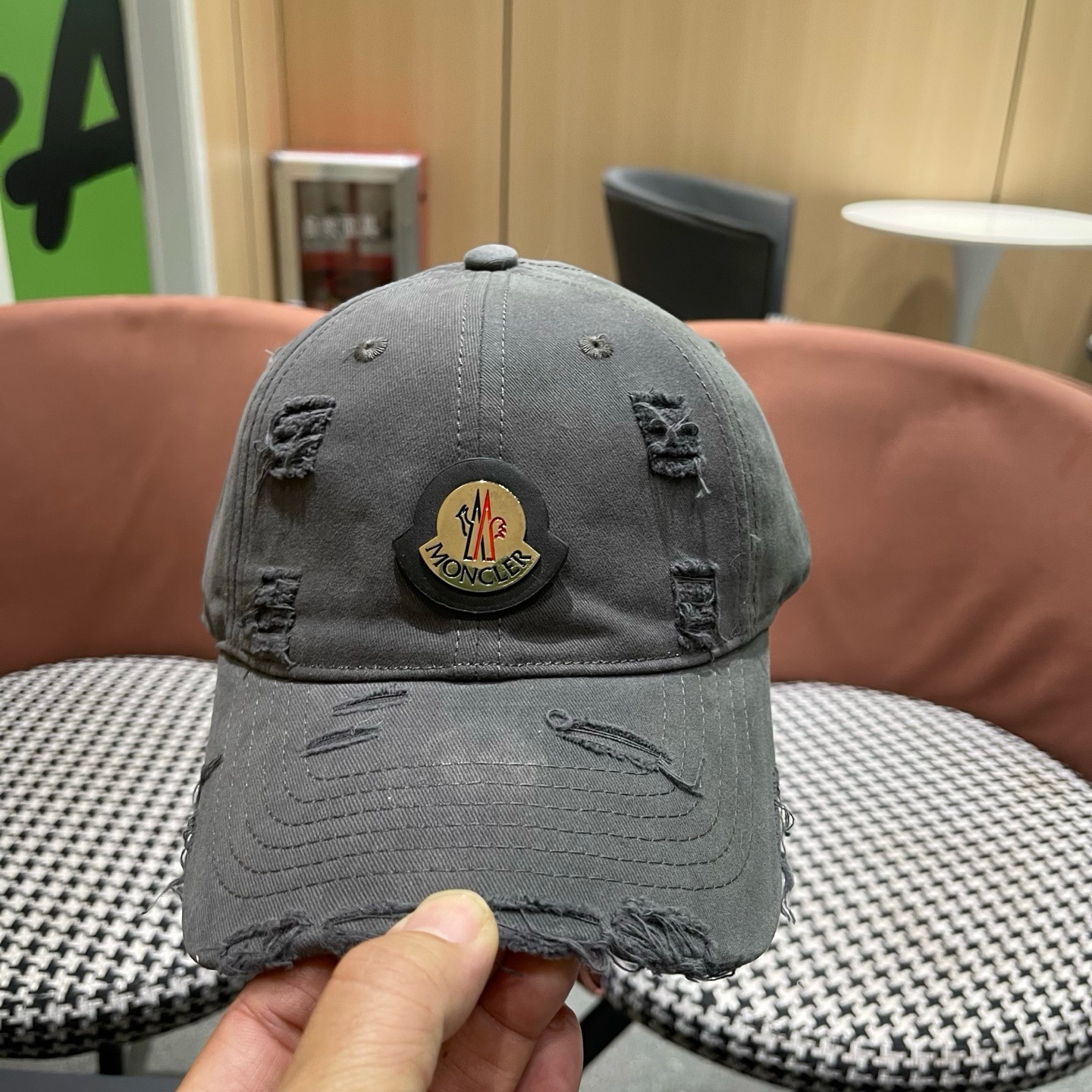 蒙口MONCLER新款破洞棒球帽风格很OK，网红.时尚博主的最爱！造型很好看 