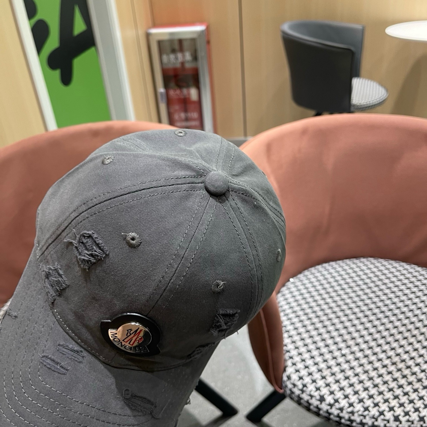 蒙口MONCLER新款破洞棒球帽风格很OK，网红.时尚博主的最爱！造型很好看 