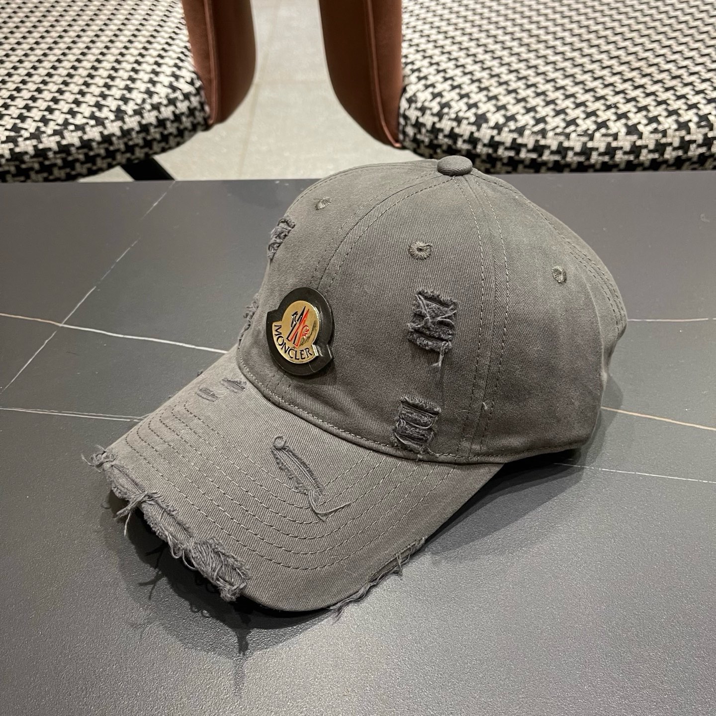蒙口MONCLER新款破洞棒球帽风格很OK，网红.时尚博主的最爱！造型很好看 