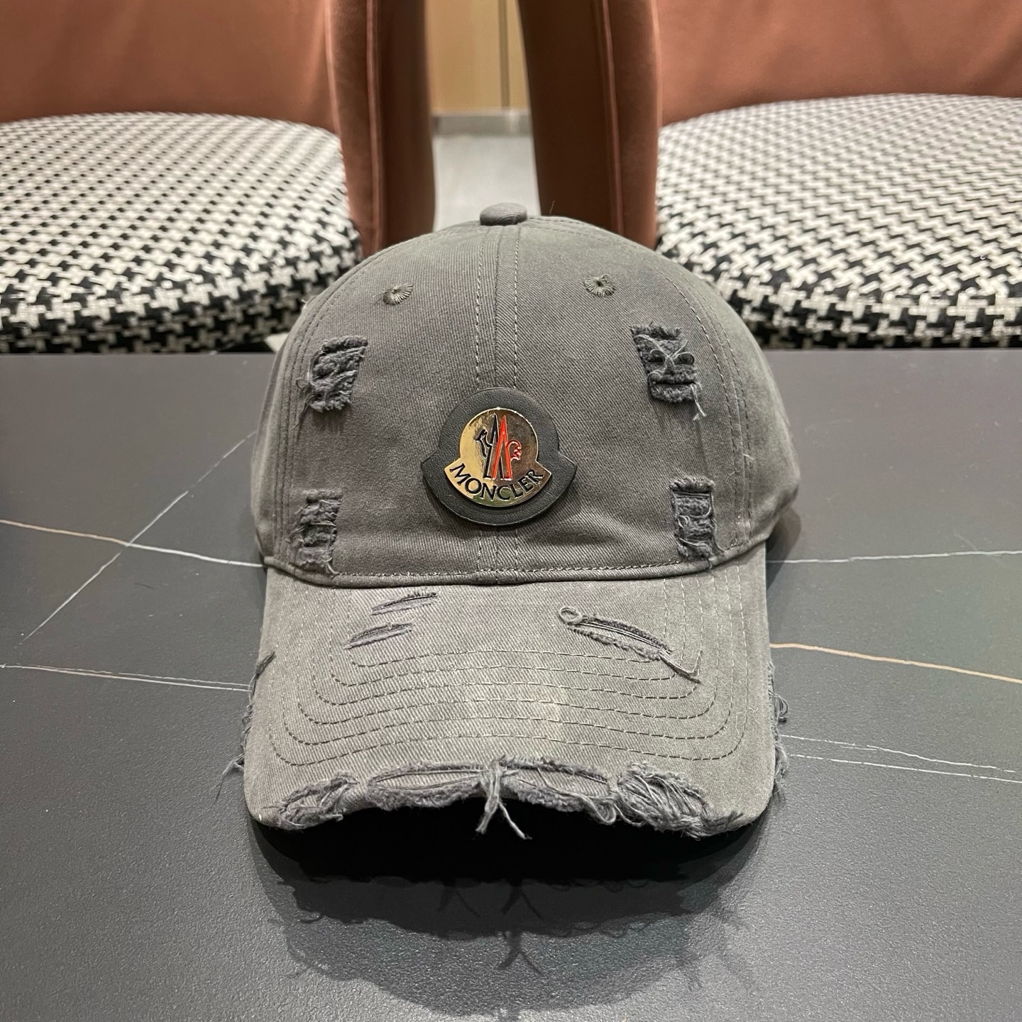 蒙口MONCLER新款破洞棒球帽风格很OK，网红.时尚博主的最爱！造型很好看 