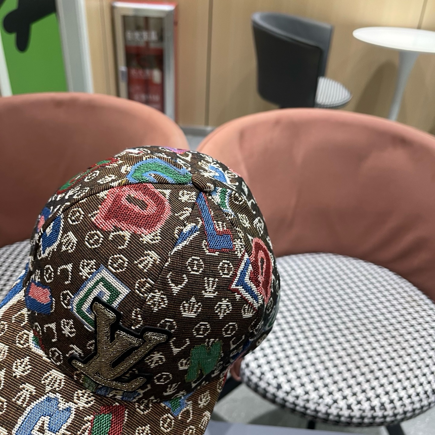 LV路易威登 新款韩版春秋季时尚遮阳鸭舌帽子女个性刺绣数字潮牌ins男棒球帽