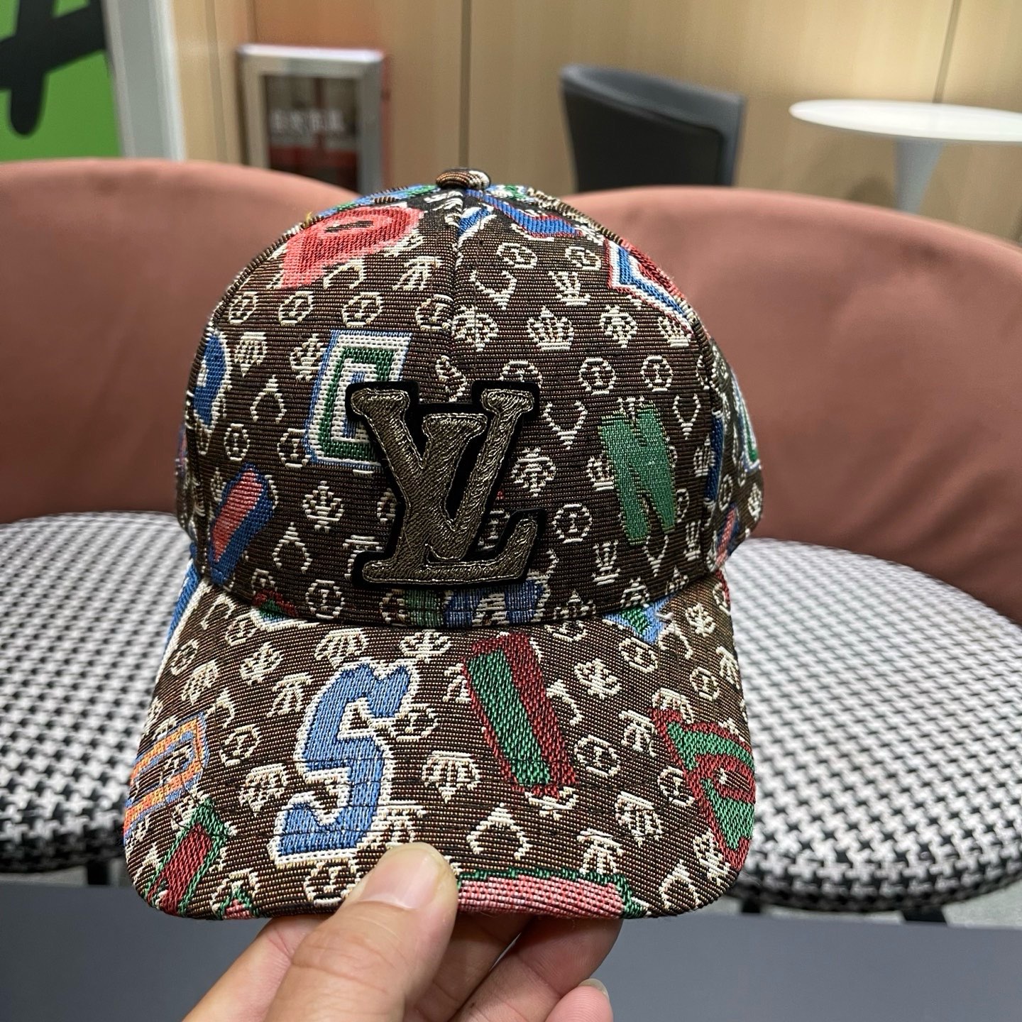 LV路易威登 新款韩版春秋季时尚遮阳鸭舌帽子女个性刺绣数字潮牌ins男棒球帽