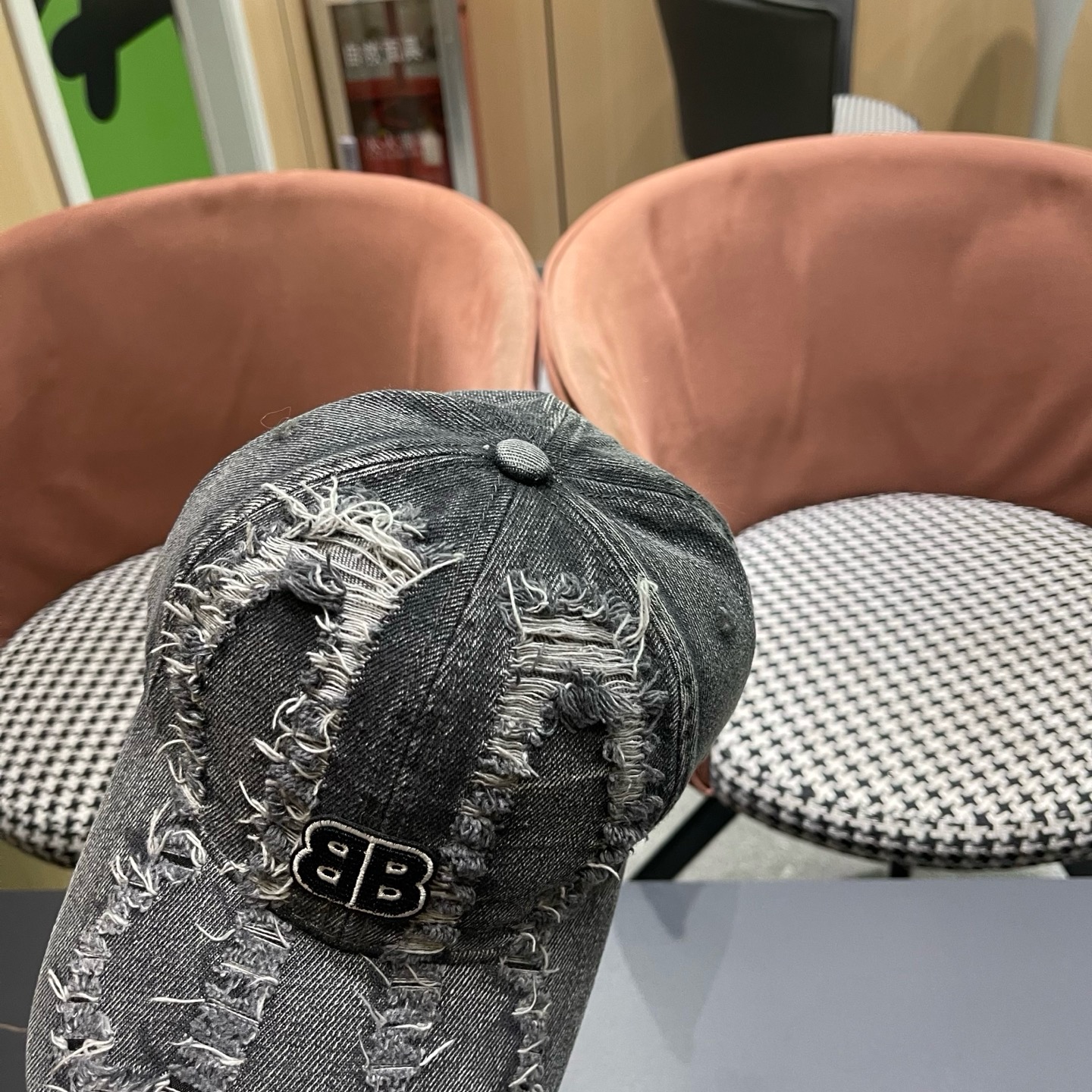 BALENCIAGA巴黎世家新款洗水牛仔棒球帽，很酷的色系，男女佩戴都有不同style，巴黎粉必入款！