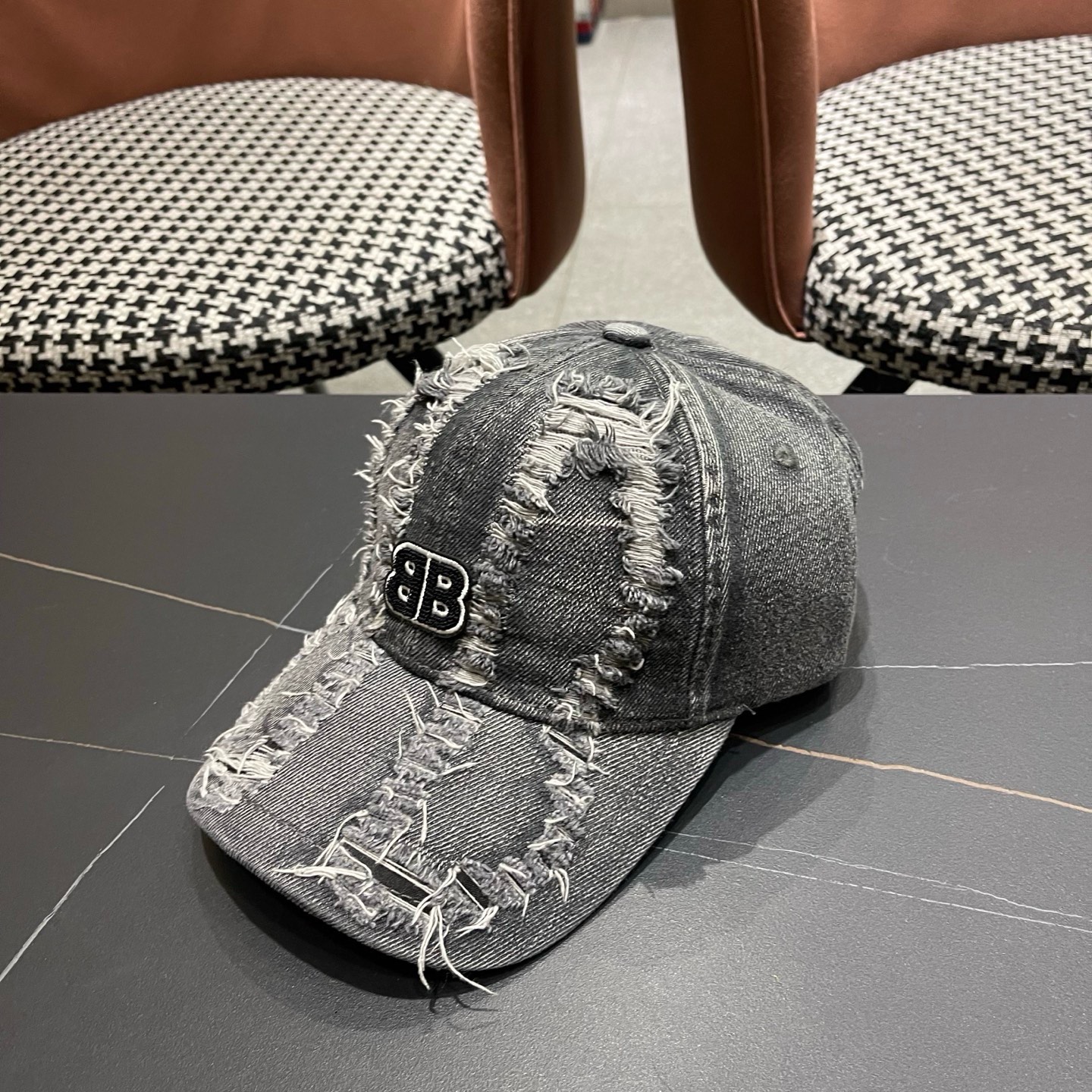 BALENCIAGA巴黎世家新款洗水牛仔棒球帽，很酷的色系，男女佩戴都有不同style，巴黎粉必入款！