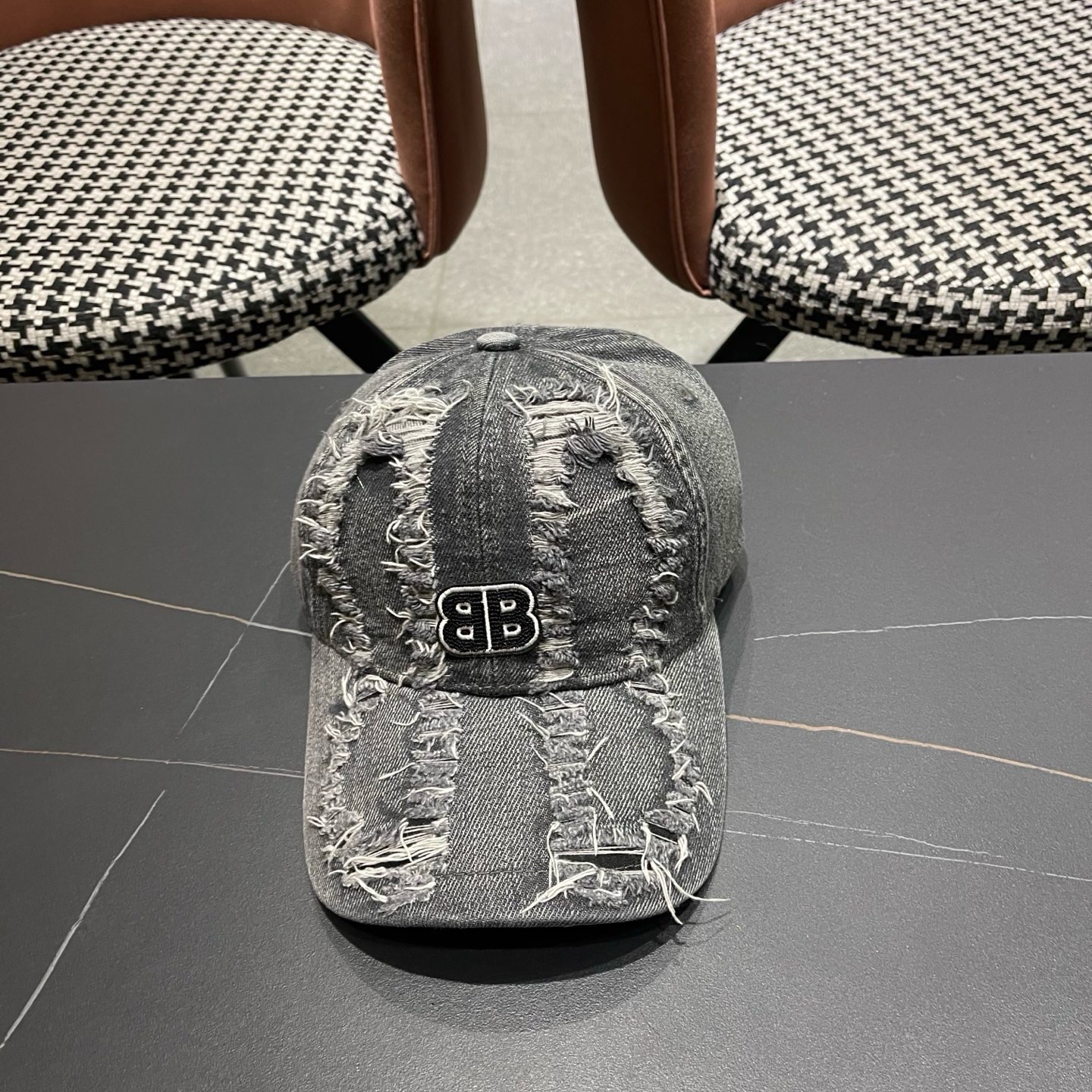 BALENCIAGA巴黎世家新款洗水牛仔棒球帽，很酷的色系，男女佩戴都有不同style，巴黎粉必入款！