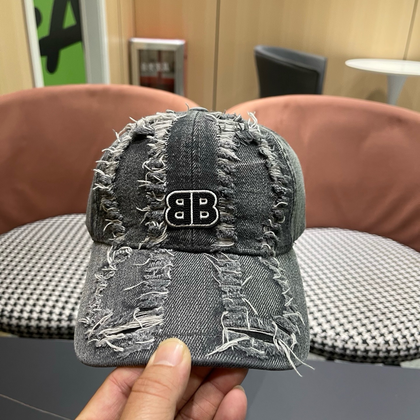 BALENCIAGA巴黎世家新款洗水牛仔棒球帽，很酷的色系，男女佩戴都有不同style，巴黎粉必入款！