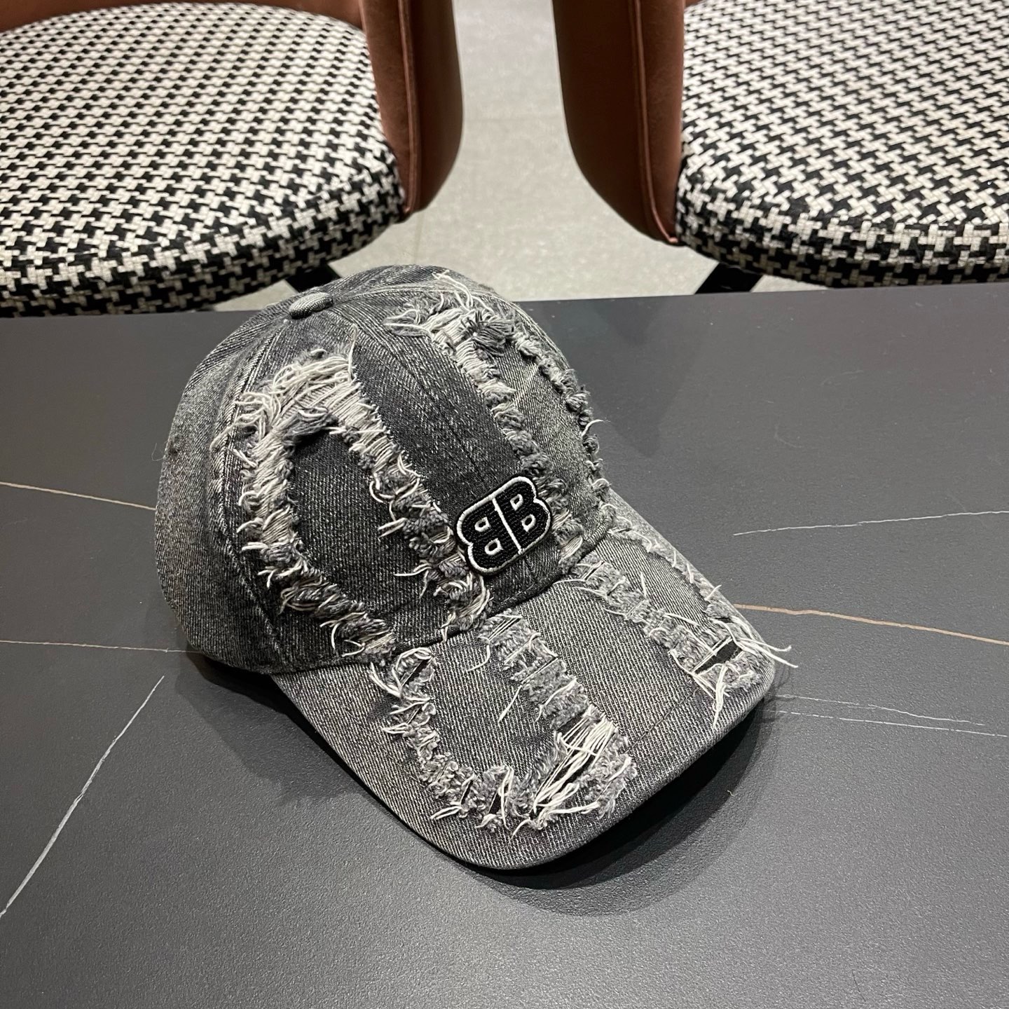 BALENCIAGA巴黎世家新款洗水牛仔棒球帽，很酷的色系，男女佩戴都有不同style，巴黎粉必入款！