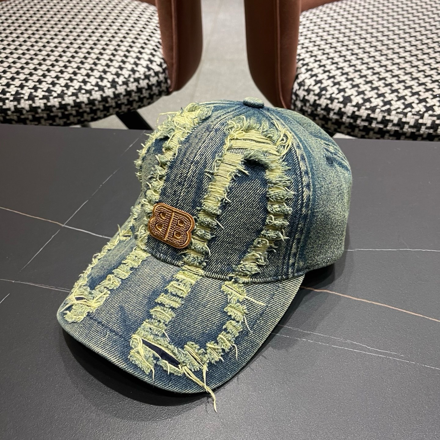 BALENCIAGA巴黎世家新款洗水牛仔棒球帽，很酷的色系，男女佩戴都有不同style，巴黎粉必入款！