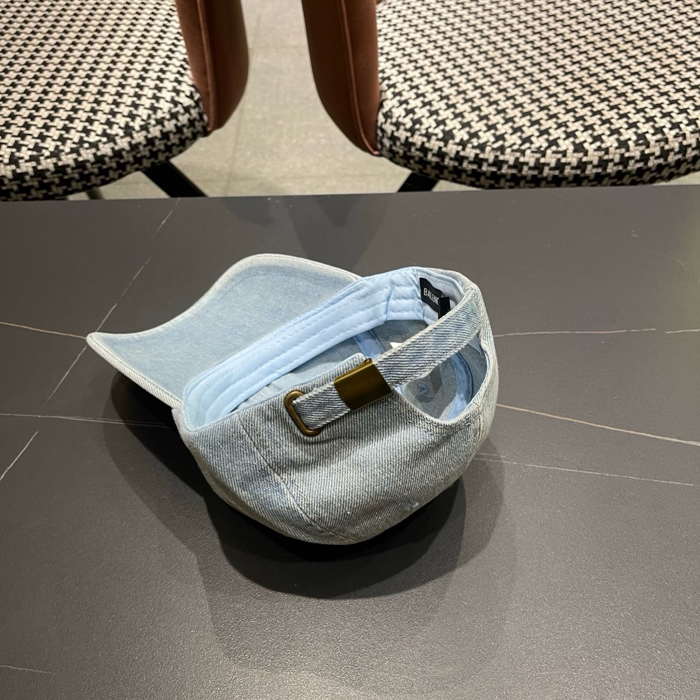 BALENCIAGA巴黎世家新款洗水牛仔棒球帽，很酷的色系，男女佩戴都有不同style，巴黎粉必入款！