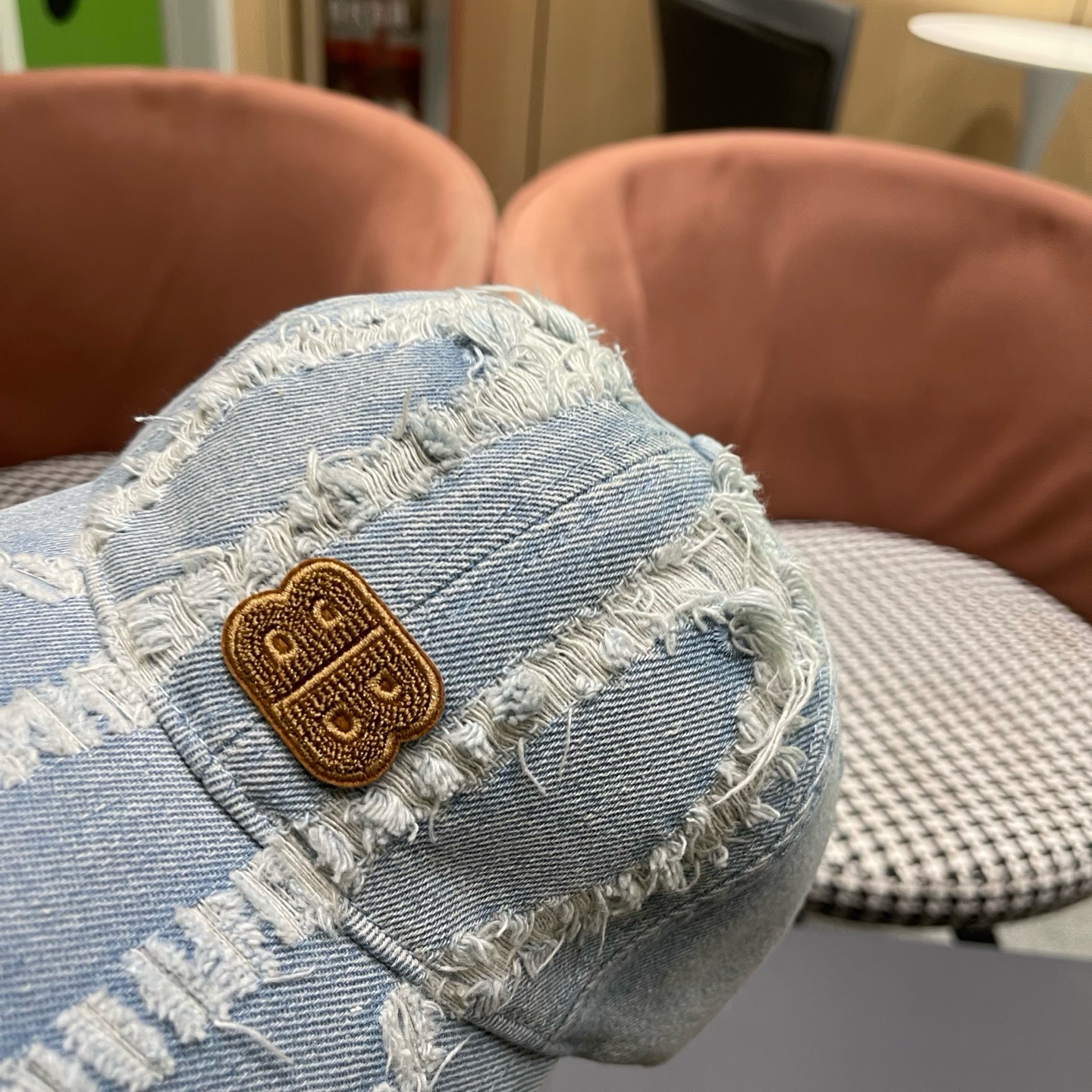 BALENCIAGA巴黎世家新款洗水牛仔棒球帽，很酷的色系，男女佩戴都有不同style，巴黎粉必入款！