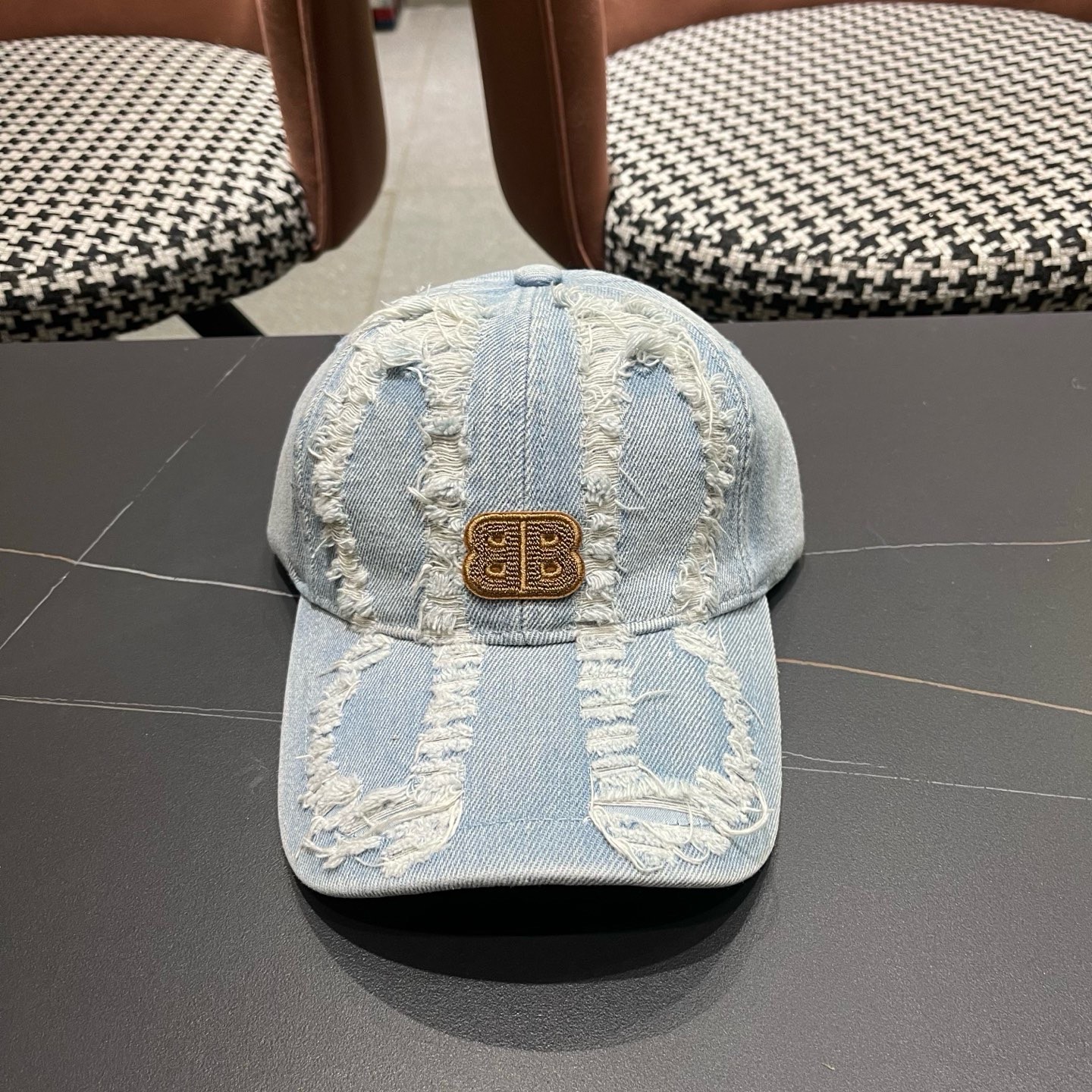 BALENCIAGA巴黎世家新款洗水牛仔棒球帽，很酷的色系，男女佩戴都有不同style，巴黎粉必入款！