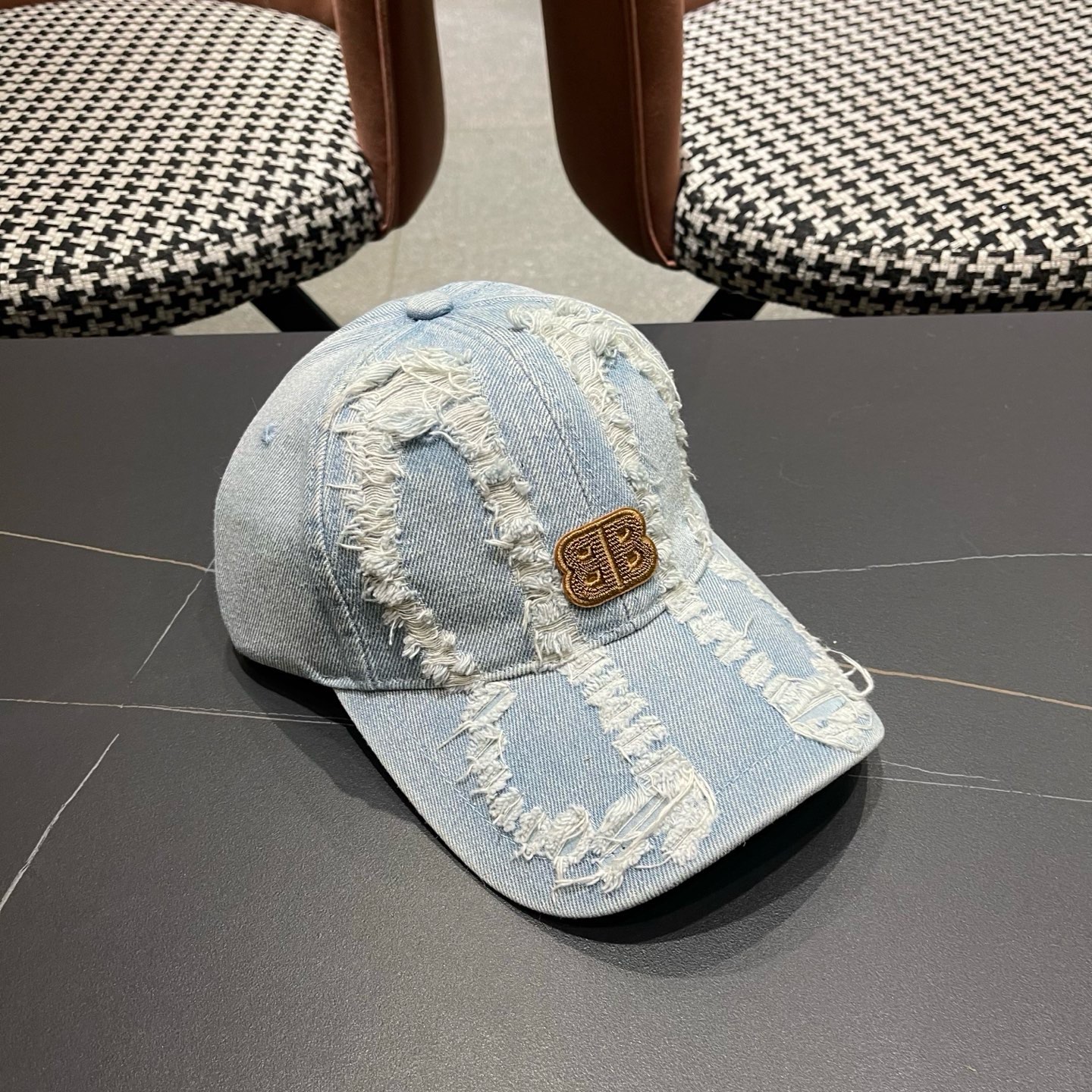 BALENCIAGA巴黎世家新款洗水牛仔棒球帽，很酷的色系，男女佩戴都有不同style，巴黎粉必入款！