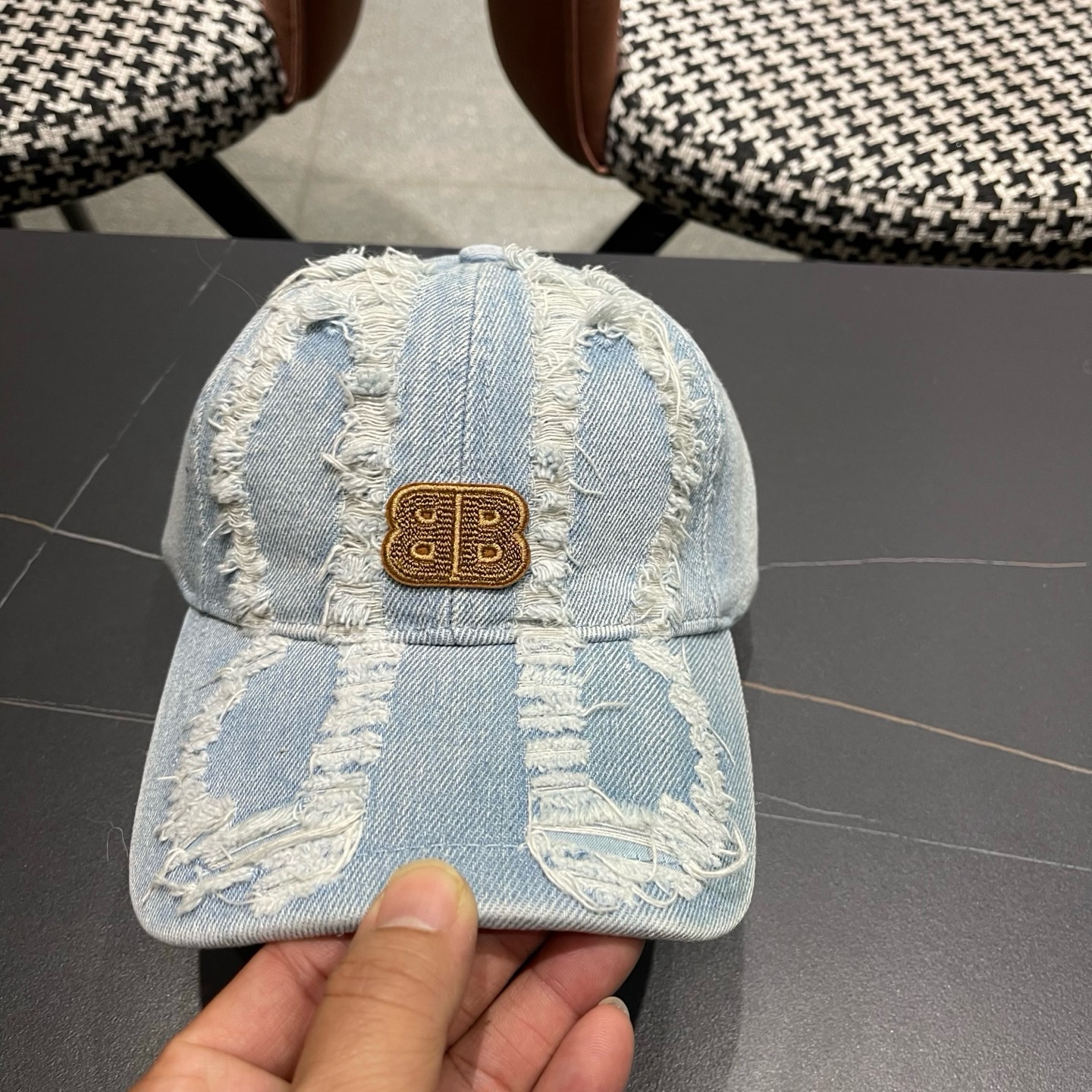 BALENCIAGA巴黎世家新款洗水牛仔棒球帽，很酷的色系，男女佩戴都有不同style，巴黎粉必入款！