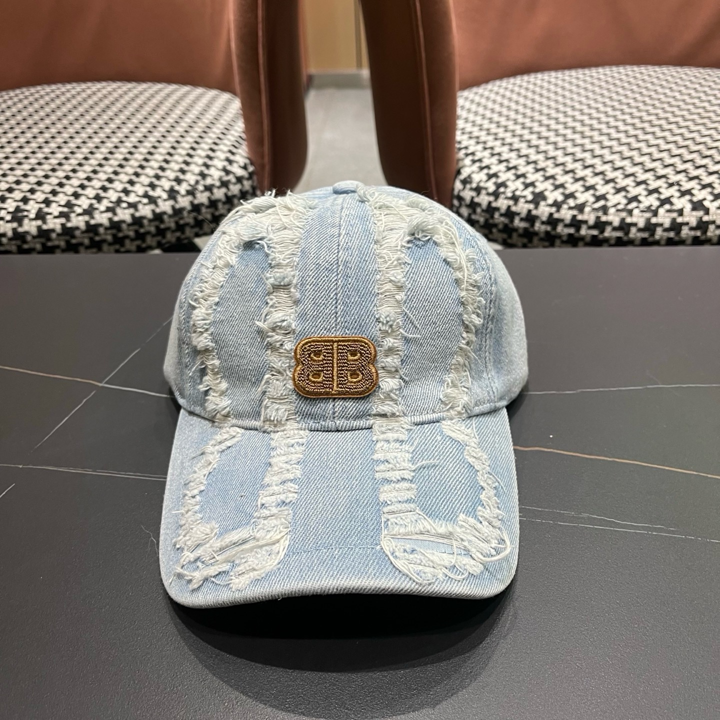 BALENCIAGA巴黎世家新款洗水牛仔棒球帽，很酷的色系，男女佩戴都有不同style，巴黎粉必入款！