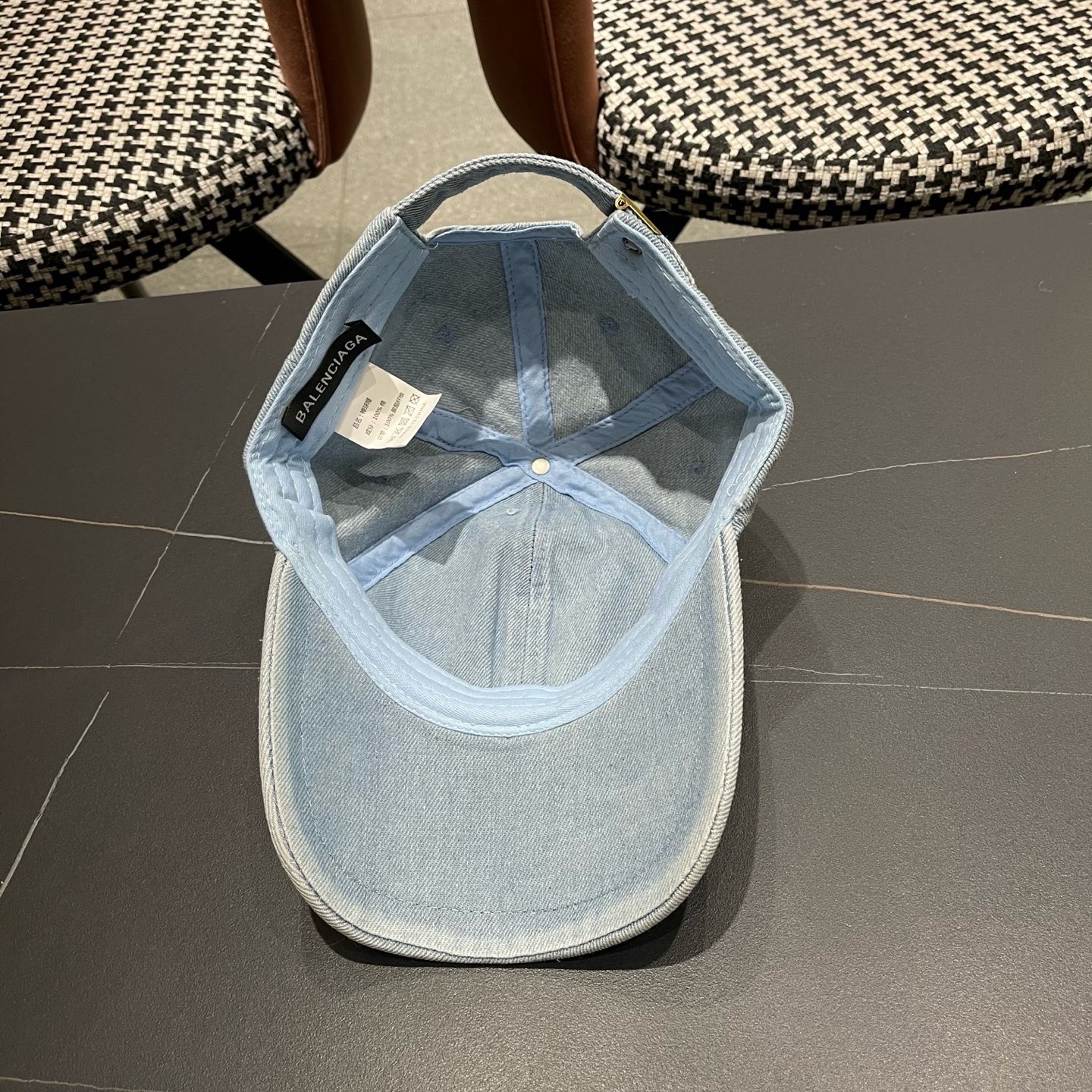 BALENCIAGA巴黎世家新款洗水牛仔棒球帽，很酷的色系，男女佩戴都有不同style，巴黎粉必入款！