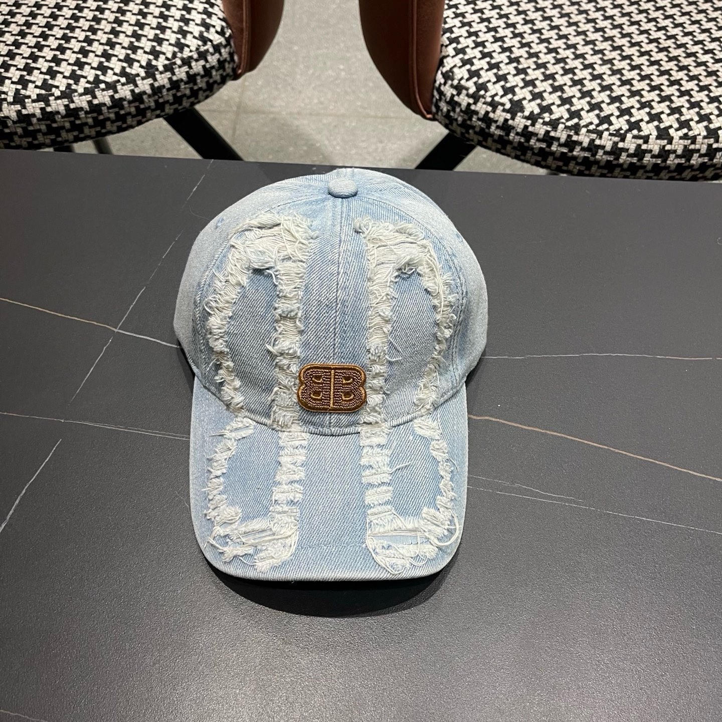 BALENCIAGA巴黎世家新款洗水牛仔棒球帽，很酷的色系，男女佩戴都有不同style，巴黎粉必入款！